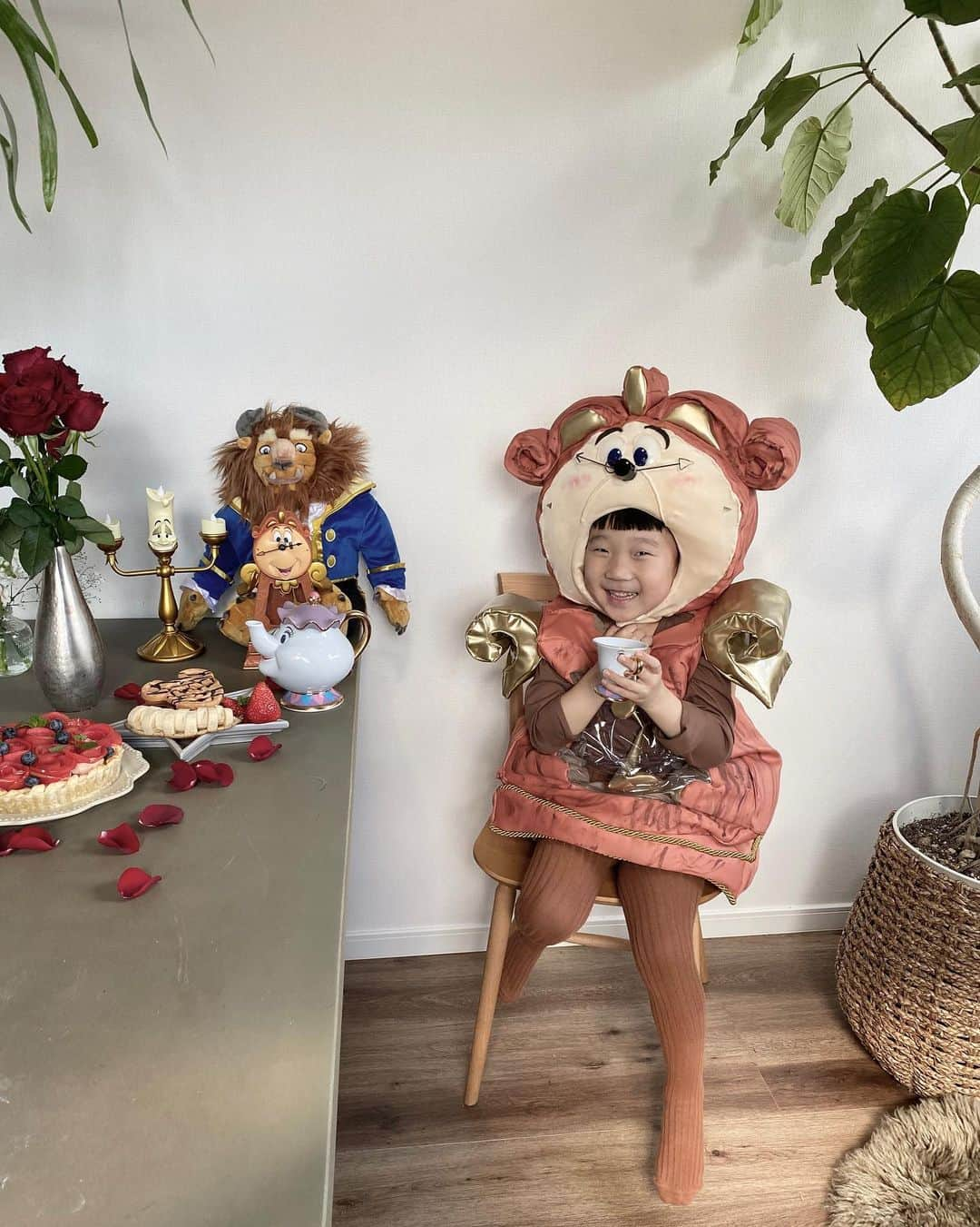 tiahy__さんのインスタグラム写真 - (tiahy__Instagram)「Be our guest restaurant 🥀. . . .  Ma chere Mademoiselle, it is with deepest pride And greatest pleasure that we welcome you  And now we invite you to relax. . . .  Put our service to the test .  Apple pie and Mickey waffle  It's delicious  He(Taia) can sing He can dance . .  You will want tea. .  You are a guest! . . . 外食もできない日々が続く中 今日はお家でRestaurantを開きます. . . 見てくださる方がguest. . . Taiaがおもてなしします☕️. . .  バラのアップルパイとミッキーワッフルも作りました🧇. . .  Taiaは歌も歌えるしダンスもできます.  紅茶を注ぐとちょっとこぼしてしまうけど とっても楽しい晩餐会♪ . . . . . . . Please, be our guest🥀. . . .  #cogsworth_taia#taiacostume#beourguest#beourguest#disney#stayhome#ベビーグラム#sango #ディズニーコスチューム#ディズニー衣装」4月19日 16時31分 - tiahy__disney