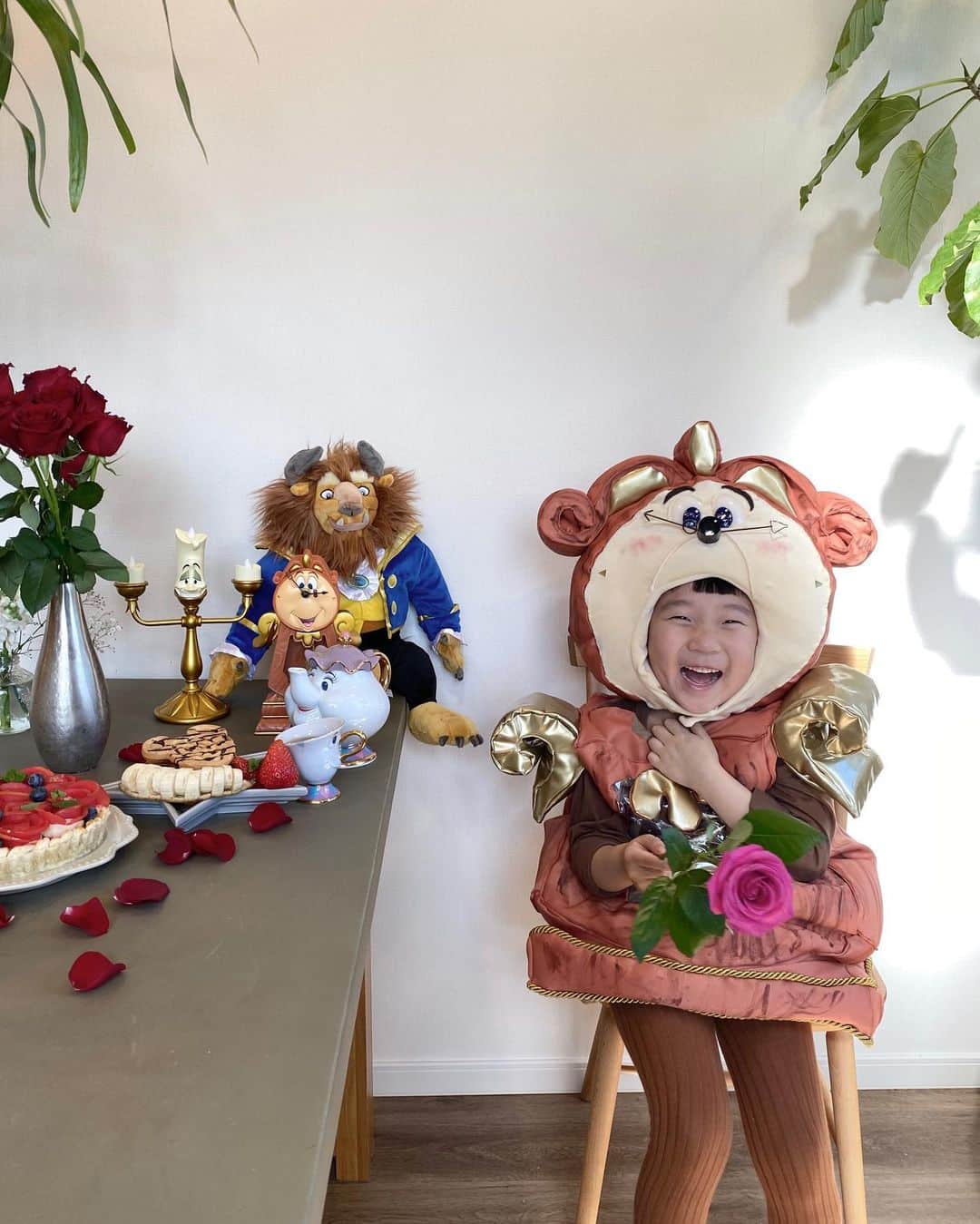 tiahy__のインスタグラム：「Be our guest restaurant 🥀. . . .  Ma chere Mademoiselle, it is with deepest pride And greatest pleasure that we welcome you  And now we invite you to relax. . . .  Put our service to the test .  Apple pie and Mickey waffle  It's delicious  He(Taia) can sing He can dance . .  You will want tea. .  You are a guest! . . . 外食もできない日々が続く中 今日はお家でRestaurantを開きます. . . 見てくださる方がguest. . . Taiaがおもてなしします☕️. . .  バラのアップルパイとミッキーワッフルも作りました🧇. . .  Taiaは歌も歌えるしダンスもできます.  紅茶を注ぐとちょっとこぼしてしまうけど とっても楽しい晩餐会♪ . . . . . . . Please, be our guest🥀. . . .  #cogsworth_taia#taiacostume#beourguest#beourguest#disney#stayhome#ベビーグラム#sango #ディズニーコスチューム#ディズニー衣装」
