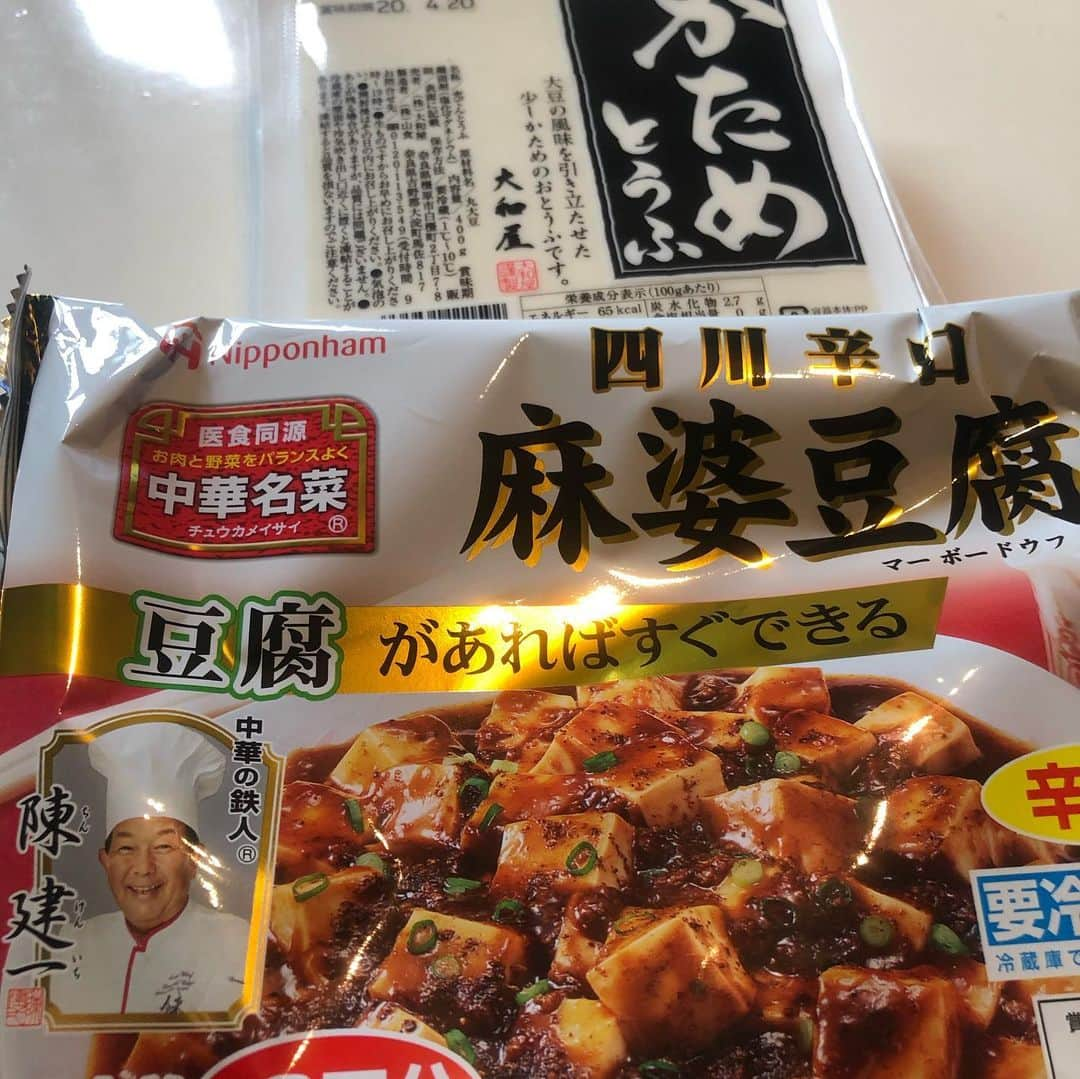 西代洋さんのインスタグラム写真 - (西代洋Instagram)「美味いンスタグラム♪  家で本格的な麻婆豆腐の素発見！！ ニッポンハムが出してるこれ！！ 本格的四川麻婆豆腐が豆腐と炒めるだけでできます♪  サラサラ系の 麻婆豆腐で別添えの 花山椒かければもう、、、 ホンマに店！！！ 陳健一さんが凄いのか、、 再現したニッポンハムさんが 凄いのか、、、、 はたまた 炒めた自分が凄いのか、、！！ 唐辛子の辛さ 山椒のシビレ 麻婆豆腐に必要な 二大要素は極限まで高められてます！！！ おうちご飯に飽きた時に食べて欲しい逸品！！！ #美味いンスタグラム #おうちご飯 #麻婆豆腐 #超簡単」4月19日 16時38分 - onikuchan0927