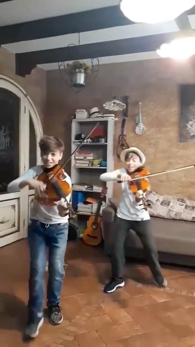 カリーヌ・ロワトフェルドのインスタグラム：「Good morning!! Mirko E Valerio, Violinisti Little Band covers VIVA LA VIDA during #quarantine in Italy 👏🏻🥰 #regram @arokorol」