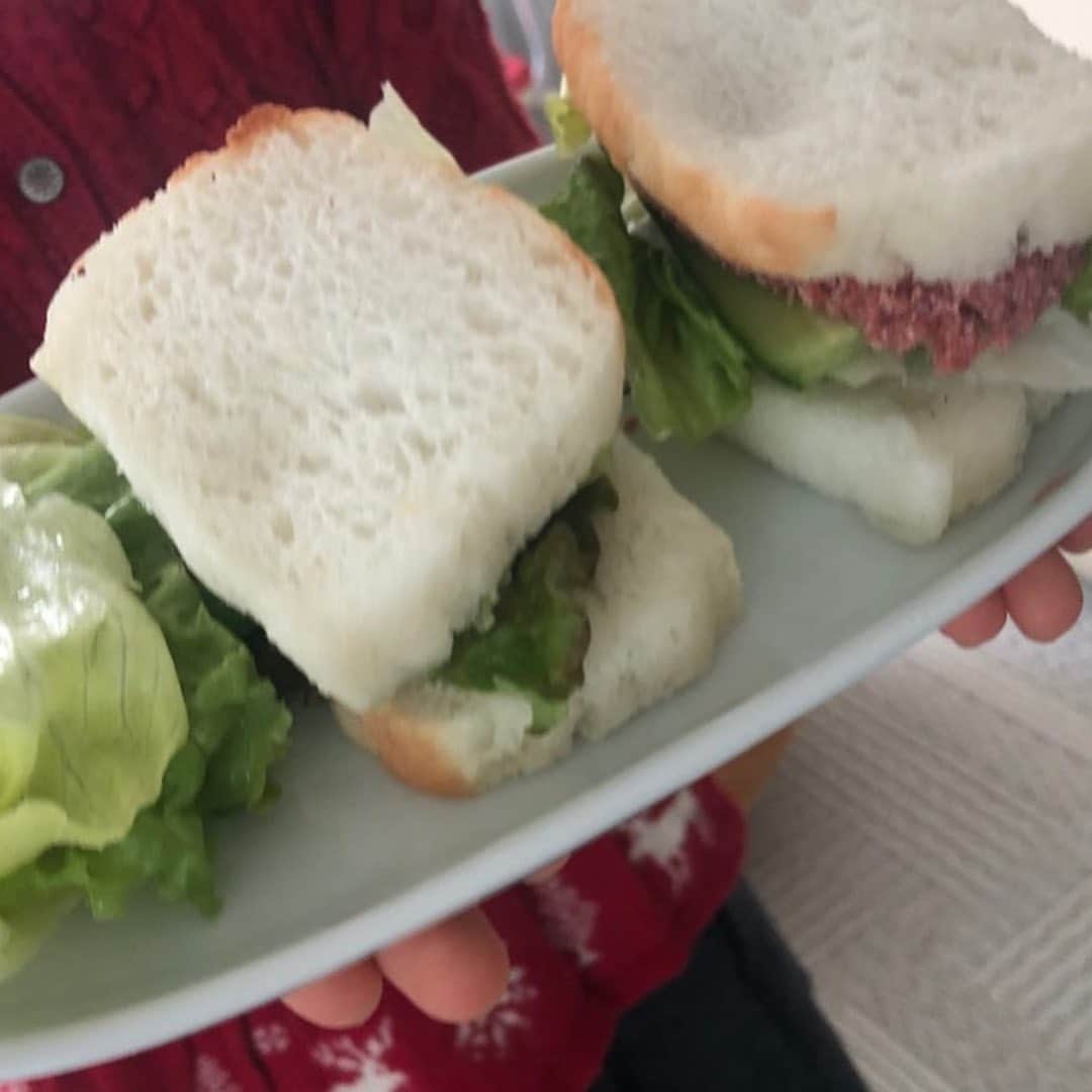 のインスタグラム：「Reika was making these😊❤️ WOW Sandwiches🥪❤️ Good for you.  For Kangen too❤️ Seems like this will be dinner🎶💕🎶 Chew well❤️ * 麗禾が作ってました😊❤️すごい サンドイッチ🥪❤️えらいね。 勸玄の分も❤️ 晩御飯らしいです🎶💕🎶 よく噛むんだよ❤️ #市川海老蔵 #海老蔵 #成田屋 #歌舞伎 #ABKAI #ABMORI #ebizoichikawa #ebizo #kabuki #thunderparty #theater #theaterarts #actor #japan #classic」