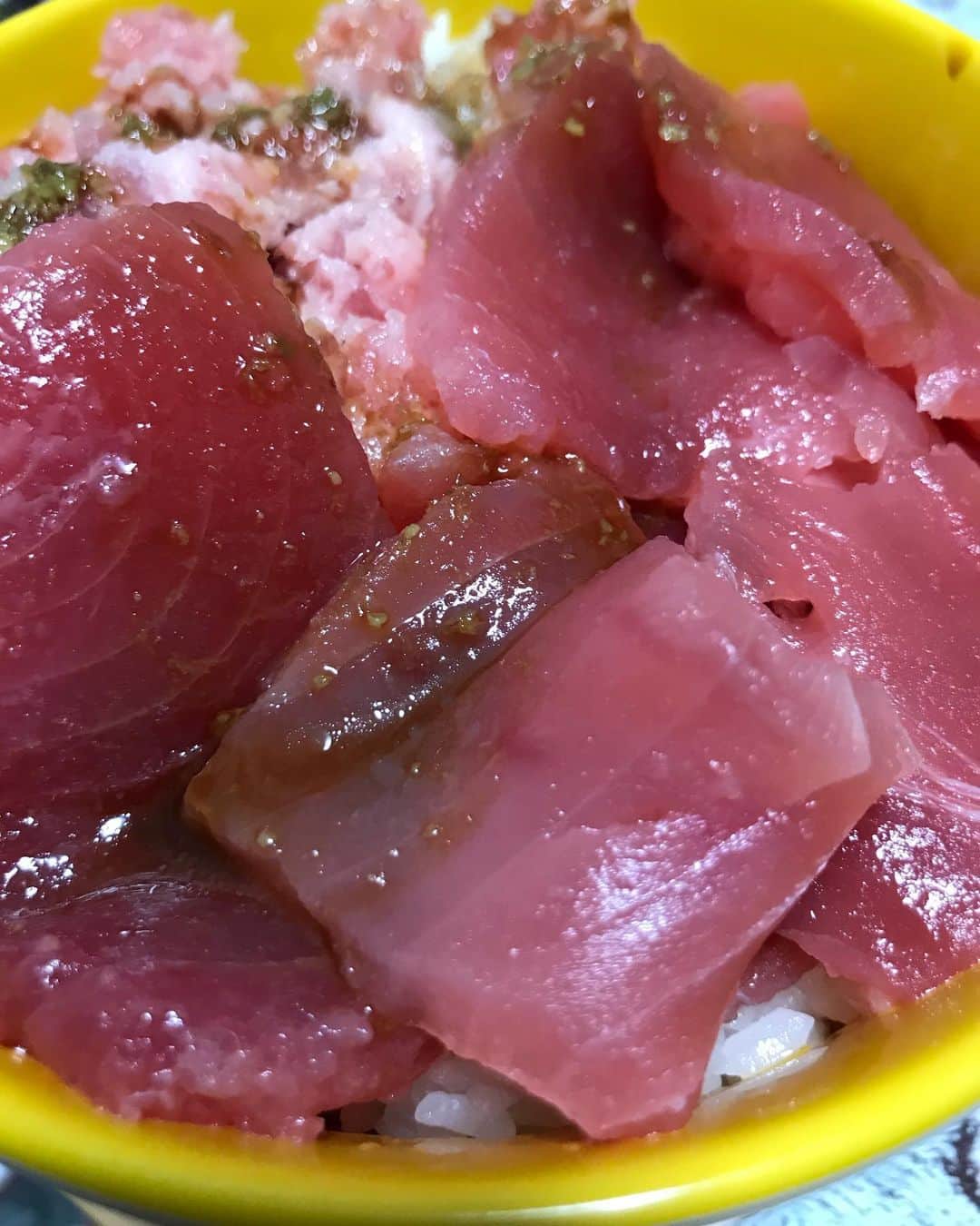 石川修司のインスタグラム：「二色丼 #巨人のグルメ」