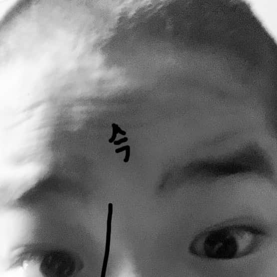 こーいちのインスタグラム：「俺の携帯で勝手に自撮りして編集でデコに今って書いてくるあたり、子供らも自粛してる今が大事な時なんだと感じてるんだなと思った数秒後にデカい声でちんこ楽天カードマンってスゲー連呼されたら何が何だか分からなくなる。」