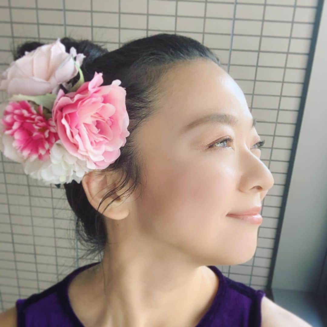 結城さなえさんのインスタグラム写真 - (結城さなえInstagram)「久しぶりにお花つけて踊りました🌺 体がうふふん🌸ってなってる（笑）  #おうち時間 #花 #手作り #ヘアクリップ #フラ #アロハ #ハワイ #livealoha #dancehula #aloha #hawaii  #stayhome」4月19日 16時48分 - yuukisanae