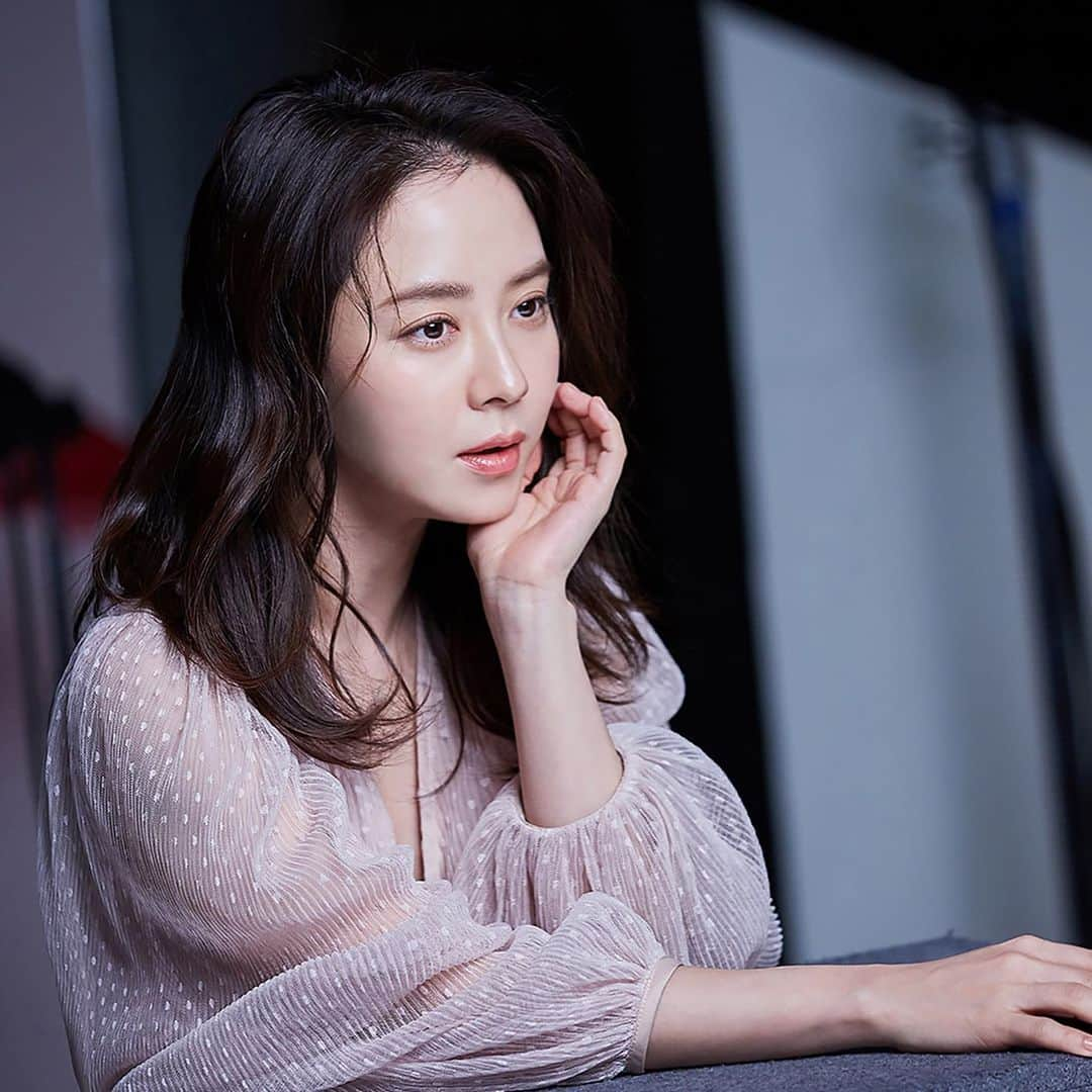 ソン・ジヒョさんのインスタグラム写真 - (ソン・ジヒョInstagram)「#SongJiHyo X #Vidivici #CreativeGroupING naver post behind the scene update」4月19日 16時48分 - jihyo_0815