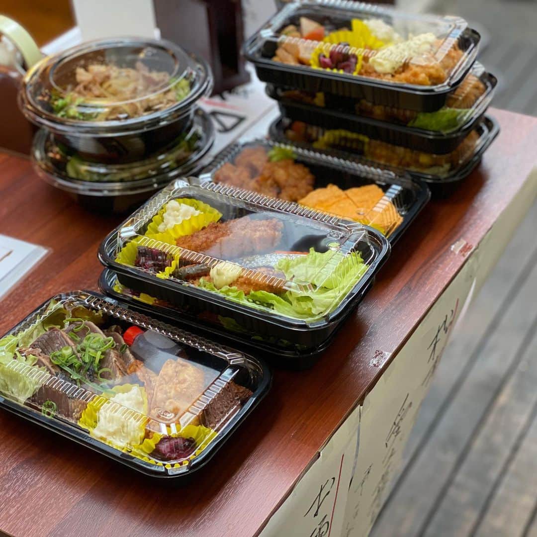 天満バル SANJIのインスタグラム：「#お弁当 #はじめました ◡̈⃝︎⋆︎*﻿ ﻿ かつをの藁焼き弁当﻿ だし唐弁当﻿ チキン南蛮弁当﻿ 紅鮭ミックスフライ弁当﻿ #低糖質 豚生姜焼き弁当﻿ ﻿ ウーバーイーツでもご注文頂けます!!﻿ ﻿ 是非に٩(ˊωˋ*)و ೨*˚﻿ ﻿ ≣≣≣≣≣✿≣≣≣≣≣≣≣≣≣≣≣≣≣≣≣≣≣≣≣≣﻿ #た藁や #た藁や天満 #藁焼き﻿ #カツオ #ウツボ #牛タン #🍆﻿ #炉端焼き #ホッケ #イワシ ﻿ #天満 #天満飲み歩き #天満はしご﻿ #はしご酒 #天満はしご酒 ﻿ #ハッピーアワー」