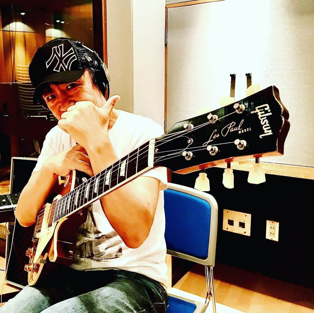 世良公則さんのインスタグラム写真 - (世良公則Instagram)「#世良公則 #masanorisera #japanesemusician #japaneserock #rocknroll #gibson #recording #野村義男 #newalbum #playingguitar #440 #lespaul  I participated in the recording of Yoshio Nomura's new album.  義男氏のニューアルバム 「440hz with <Life of Joy>」 に参加した時のショット❗️ 作詞を担当した「レッツ・ラ・ゴー」  Guitar & お歌を録音して来ました。  ロックンロール最高‼️」4月19日 16時58分 - masanorisera