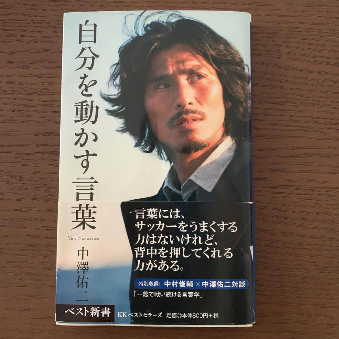 吉尾海夏さんのインスタグラム写真 - (吉尾海夏Instagram)「#book_cover_challenge  @koki_fukui42 からまわってきたブックカバーチャレンジ📚 僕の大師匠です！ 『自分を動かす言葉』  次は @harada.gaku  おすすめ一冊お願いします😎 ・ ・ #stay_home#コロナに負けるな#コロナウイルスが早く終息しますように#読書#おうち時間 --------------------------------------------- 【７日間ブックカバーチャレンジ】﻿ ﻿ これは読書文化の普及に貢献するためのチャレンジで、好きな本を1日1冊、7日間投稿。﻿ ﻿ 本についての説明は必要なく、表紙画像だけをアップ。更にその都度1人の友達を招待し、このチャレンジへの参加をお願いするというルールです。﻿」4月19日 17時00分 - kaina.yoshio