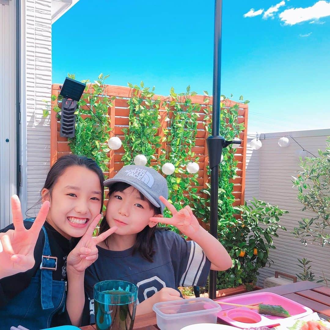 稲垣芽生のインスタグラム：「今日はいいお天気でした☀️💕 . . #家の屋上で  #家族で #青空焼き鳥」