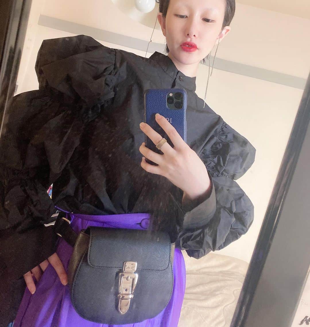 濱田茉奈さんのインスタグラム写真 - (濱田茉奈Instagram)「._ ごめん興奮してるから日本語でめっちゃ書くけど、 @jnco0417  プロデュースのブランド　@jgene_official  のBag!! 今ならこの期間中4/15〜30までの【mana_30%off】 クーポンコード使用で全品30%offの特別価格で購入可能になってるから是非私のストーリーや　@jgene_official  こちらのURLでみて見てね！._  私のやつは黒でウエストポーチになったり、斜めがけ出来たり、そのままハンドバックにもなるし、３つのチェーン？が付いてるの！  多分これ、画像に載せたんやけど、あえてチェーンをベルトとしてスタイリングしても可愛いと思う。 しかも、鞄硬くて柔らかくないからなかなか形も崩れない感じ！ ちょっと興奮しすぎた！笑 色んなスタイリングやってみたよー！！ お姉さんスタイルとかストリートスタイルとかドレッシースタイルやYSLスタイルや！ 楽しかったあ。やっぱりファッション大好き！私ほんまセンスあるわぁ！てのは置いといて。笑  ありがとうございました！！._  #jgene #ジェイジーン #fashion #model #manahamada #濱田茉奈　#bag #mode #street #outfit #styling #ストリートどう？イケてる？」4月19日 17時03分 - manahamada0222