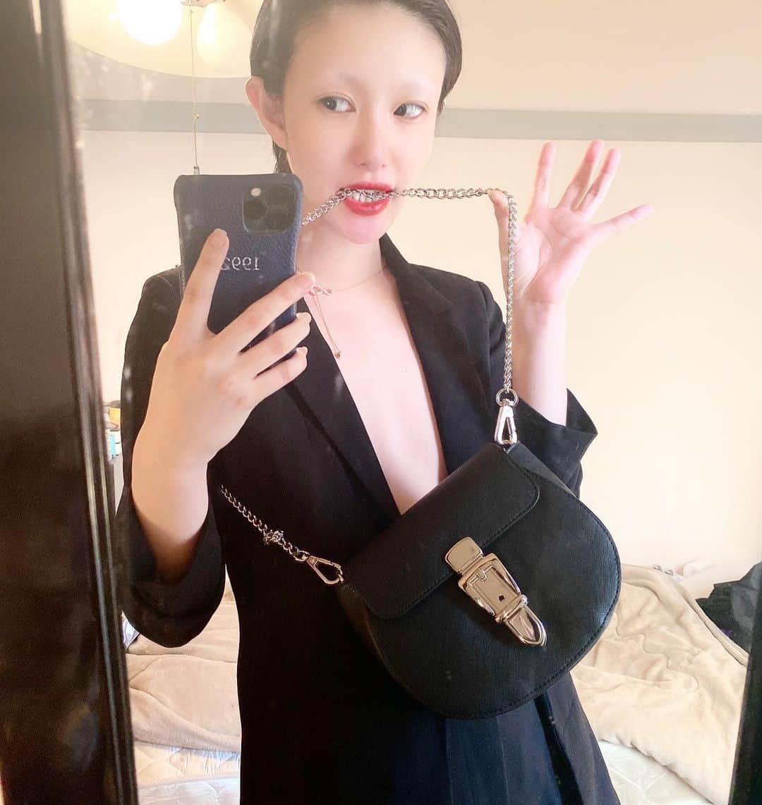 濱田茉奈さんのインスタグラム写真 - (濱田茉奈Instagram)「._ ごめん興奮してるから日本語でめっちゃ書くけど、 @jnco0417  プロデュースのブランド　@jgene_official  のBag!! 今ならこの期間中4/15〜30までの【mana_30%off】 クーポンコード使用で全品30%offの特別価格で購入可能になってるから是非私のストーリーや　@jgene_official  こちらのURLでみて見てね！._  私のやつは黒でウエストポーチになったり、斜めがけ出来たり、そのままハンドバックにもなるし、３つのチェーン？が付いてるの！  多分これ、画像に載せたんやけど、あえてチェーンをベルトとしてスタイリングしても可愛いと思う。 しかも、鞄硬くて柔らかくないからなかなか形も崩れない感じ！ ちょっと興奮しすぎた！笑 色んなスタイリングやってみたよー！！ お姉さんスタイルとかストリートスタイルとかドレッシースタイルやYSLスタイルや！ 楽しかったあ。やっぱりファッション大好き！私ほんまセンスあるわぁ！てのは置いといて。笑  ありがとうございました！！._  #jgene #ジェイジーン #fashion #model #manahamada #濱田茉奈　#bag #mode #street #outfit #styling #ストリートどう？イケてる？」4月19日 17時03分 - manahamada0222