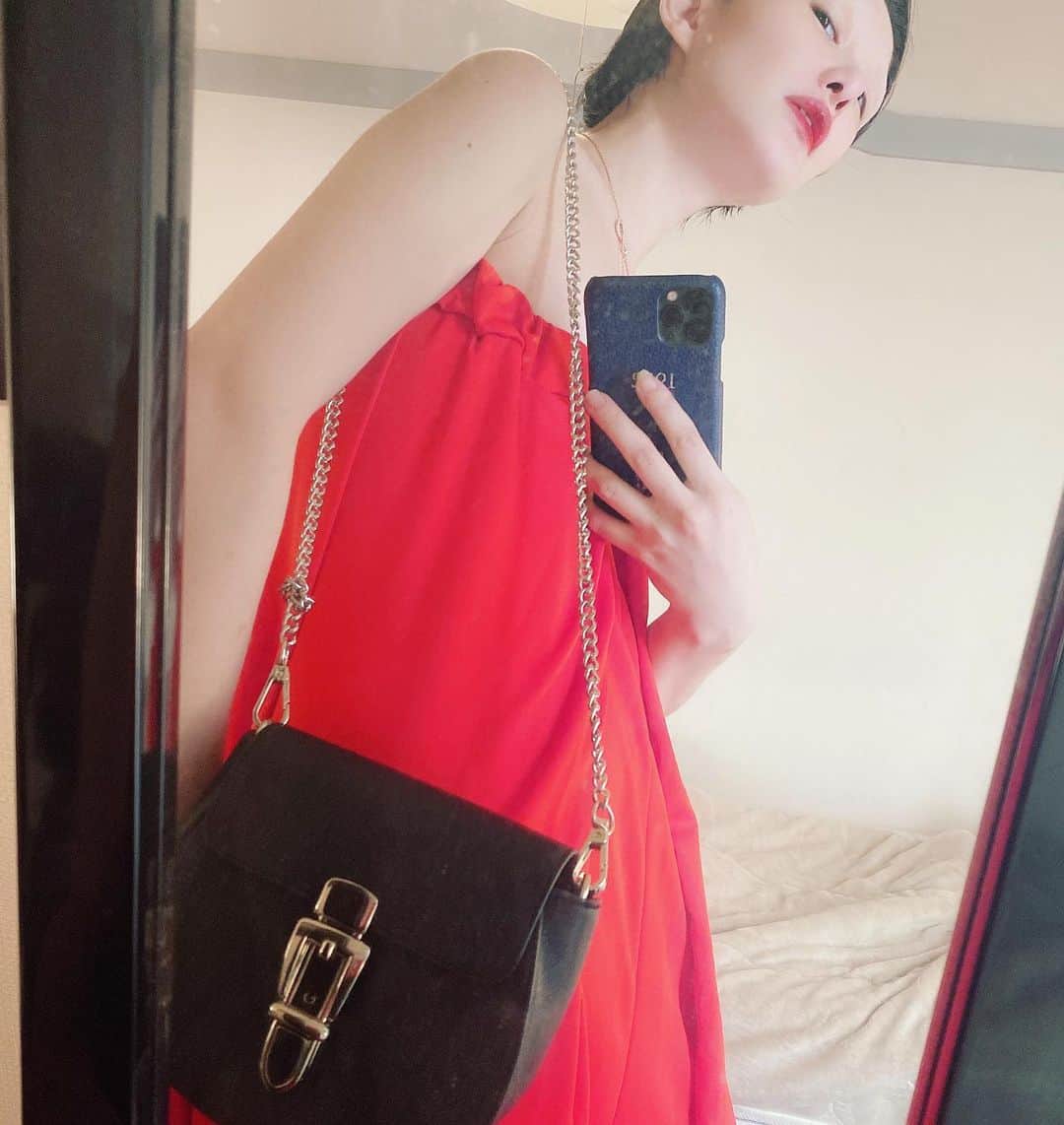 濱田茉奈さんのインスタグラム写真 - (濱田茉奈Instagram)「._ ごめん興奮してるから日本語でめっちゃ書くけど、 @jnco0417  プロデュースのブランド　@jgene_official  のBag!! 今ならこの期間中4/15〜30までの【mana_30%off】 クーポンコード使用で全品30%offの特別価格で購入可能になってるから是非私のストーリーや　@jgene_official  こちらのURLでみて見てね！._  私のやつは黒でウエストポーチになったり、斜めがけ出来たり、そのままハンドバックにもなるし、３つのチェーン？が付いてるの！  多分これ、画像に載せたんやけど、あえてチェーンをベルトとしてスタイリングしても可愛いと思う。 しかも、鞄硬くて柔らかくないからなかなか形も崩れない感じ！ ちょっと興奮しすぎた！笑 色んなスタイリングやってみたよー！！ お姉さんスタイルとかストリートスタイルとかドレッシースタイルやYSLスタイルや！ 楽しかったあ。やっぱりファッション大好き！私ほんまセンスあるわぁ！てのは置いといて。笑  ありがとうございました！！._  #jgene #ジェイジーン #fashion #model #manahamada #濱田茉奈　#bag #mode #street #outfit #styling #ストリートどう？イケてる？」4月19日 17時03分 - manahamada0222