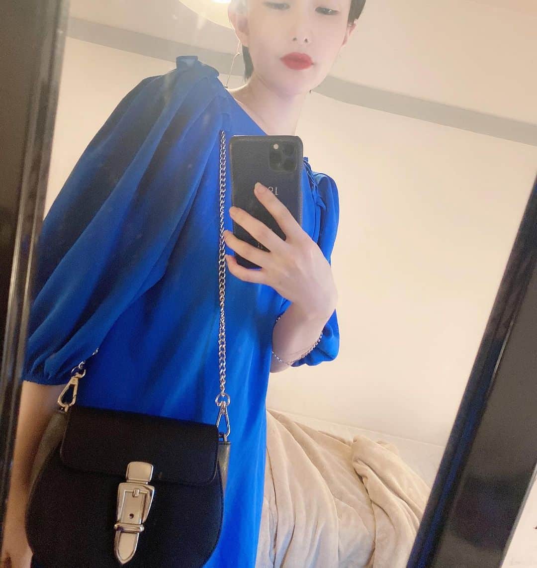 濱田茉奈さんのインスタグラム写真 - (濱田茉奈Instagram)「._ ごめん興奮してるから日本語でめっちゃ書くけど、 @jnco0417  プロデュースのブランド　@jgene_official  のBag!! 今ならこの期間中4/15〜30までの【mana_30%off】 クーポンコード使用で全品30%offの特別価格で購入可能になってるから是非私のストーリーや　@jgene_official  こちらのURLでみて見てね！._  私のやつは黒でウエストポーチになったり、斜めがけ出来たり、そのままハンドバックにもなるし、３つのチェーン？が付いてるの！  多分これ、画像に載せたんやけど、あえてチェーンをベルトとしてスタイリングしても可愛いと思う。 しかも、鞄硬くて柔らかくないからなかなか形も崩れない感じ！ ちょっと興奮しすぎた！笑 色んなスタイリングやってみたよー！！ お姉さんスタイルとかストリートスタイルとかドレッシースタイルやYSLスタイルや！ 楽しかったあ。やっぱりファッション大好き！私ほんまセンスあるわぁ！てのは置いといて。笑  ありがとうございました！！._  #jgene #ジェイジーン #fashion #model #manahamada #濱田茉奈　#bag #mode #street #outfit #styling #ストリートどう？イケてる？」4月19日 17時03分 - manahamada0222