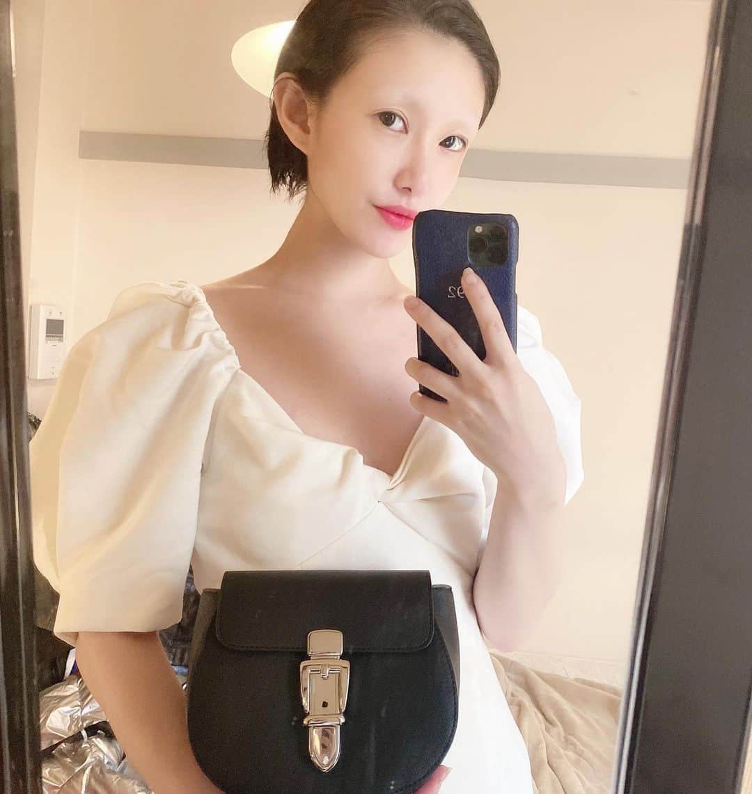 濱田茉奈さんのインスタグラム写真 - (濱田茉奈Instagram)「._ ごめん興奮してるから日本語でめっちゃ書くけど、 @jnco0417  プロデュースのブランド　@jgene_official  のBag!! 今ならこの期間中4/15〜30までの【mana_30%off】 クーポンコード使用で全品30%offの特別価格で購入可能になってるから是非私のストーリーや　@jgene_official  こちらのURLでみて見てね！._  私のやつは黒でウエストポーチになったり、斜めがけ出来たり、そのままハンドバックにもなるし、３つのチェーン？が付いてるの！  多分これ、画像に載せたんやけど、あえてチェーンをベルトとしてスタイリングしても可愛いと思う。 しかも、鞄硬くて柔らかくないからなかなか形も崩れない感じ！ ちょっと興奮しすぎた！笑 色んなスタイリングやってみたよー！！ お姉さんスタイルとかストリートスタイルとかドレッシースタイルやYSLスタイルや！ 楽しかったあ。やっぱりファッション大好き！私ほんまセンスあるわぁ！てのは置いといて。笑  ありがとうございました！！._  #jgene #ジェイジーン #fashion #model #manahamada #濱田茉奈　#bag #mode #street #outfit #styling #ストリートどう？イケてる？」4月19日 17時03分 - manahamada0222