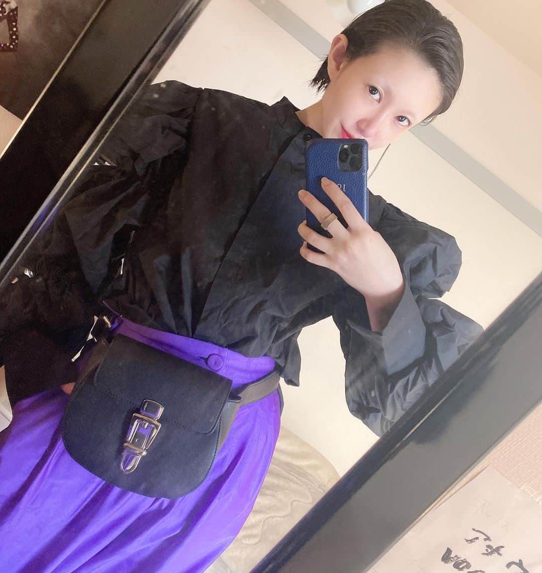 濱田茉奈さんのインスタグラム写真 - (濱田茉奈Instagram)「._ ごめん興奮してるから日本語でめっちゃ書くけど、 @jnco0417  プロデュースのブランド　@jgene_official  のBag!! 今ならこの期間中4/15〜30までの【mana_30%off】 クーポンコード使用で全品30%offの特別価格で購入可能になってるから是非私のストーリーや　@jgene_official  こちらのURLでみて見てね！._  私のやつは黒でウエストポーチになったり、斜めがけ出来たり、そのままハンドバックにもなるし、３つのチェーン？が付いてるの！  多分これ、画像に載せたんやけど、あえてチェーンをベルトとしてスタイリングしても可愛いと思う。 しかも、鞄硬くて柔らかくないからなかなか形も崩れない感じ！ ちょっと興奮しすぎた！笑 色んなスタイリングやってみたよー！！ お姉さんスタイルとかストリートスタイルとかドレッシースタイルやYSLスタイルや！ 楽しかったあ。やっぱりファッション大好き！私ほんまセンスあるわぁ！てのは置いといて。笑  ありがとうございました！！._  #jgene #ジェイジーン #fashion #model #manahamada #濱田茉奈　#bag #mode #street #outfit #styling #ストリートどう？イケてる？」4月19日 17時03分 - manahamada0222