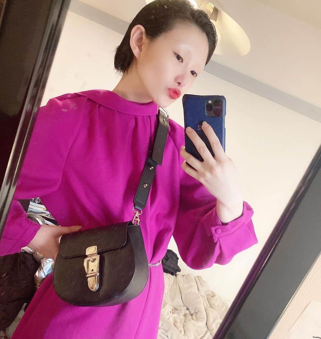 濱田茉奈さんのインスタグラム写真 - (濱田茉奈Instagram)「._ ごめん興奮してるから日本語でめっちゃ書くけど、 @jnco0417  プロデュースのブランド　@jgene_official  のBag!! 今ならこの期間中4/15〜30までの【mana_30%off】 クーポンコード使用で全品30%offの特別価格で購入可能になってるから是非私のストーリーや　@jgene_official  こちらのURLでみて見てね！._  私のやつは黒でウエストポーチになったり、斜めがけ出来たり、そのままハンドバックにもなるし、３つのチェーン？が付いてるの！  多分これ、画像に載せたんやけど、あえてチェーンをベルトとしてスタイリングしても可愛いと思う。 しかも、鞄硬くて柔らかくないからなかなか形も崩れない感じ！ ちょっと興奮しすぎた！笑 色んなスタイリングやってみたよー！！ お姉さんスタイルとかストリートスタイルとかドレッシースタイルやYSLスタイルや！ 楽しかったあ。やっぱりファッション大好き！私ほんまセンスあるわぁ！てのは置いといて。笑  ありがとうございました！！._  #jgene #ジェイジーン #fashion #model #manahamada #濱田茉奈　#bag #mode #street #outfit #styling #ストリートどう？イケてる？」4月19日 17時03分 - manahamada0222