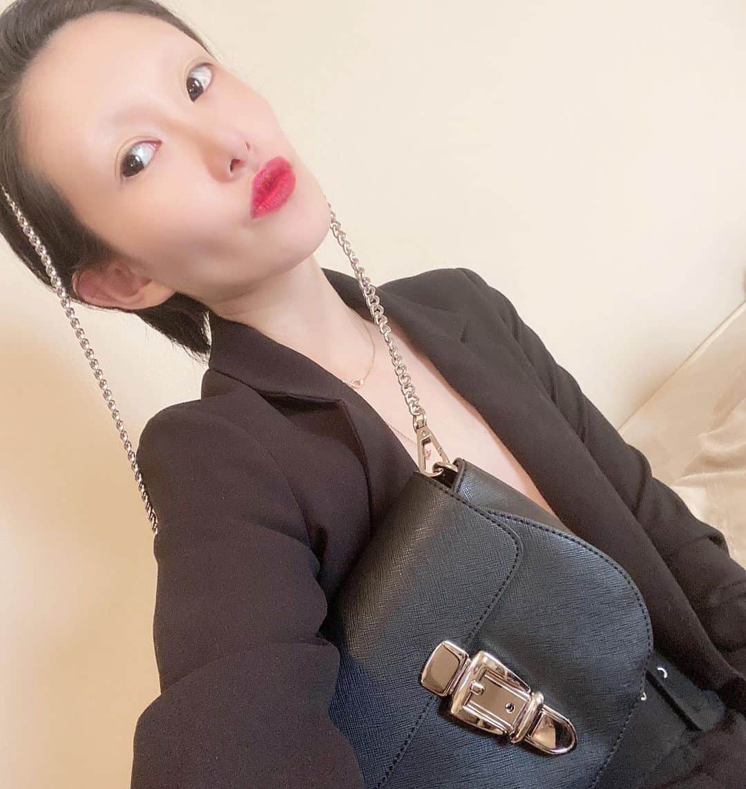 濱田茉奈さんのインスタグラム写真 - (濱田茉奈Instagram)「._ ごめん興奮してるから日本語でめっちゃ書くけど、 @jnco0417  プロデュースのブランド　@jgene_official  のBag!! 今ならこの期間中4/15〜30までの【mana_30%off】 クーポンコード使用で全品30%offの特別価格で購入可能になってるから是非私のストーリーや　@jgene_official  こちらのURLでみて見てね！._  私のやつは黒でウエストポーチになったり、斜めがけ出来たり、そのままハンドバックにもなるし、３つのチェーン？が付いてるの！  多分これ、画像に載せたんやけど、あえてチェーンをベルトとしてスタイリングしても可愛いと思う。 しかも、鞄硬くて柔らかくないからなかなか形も崩れない感じ！ ちょっと興奮しすぎた！笑 色んなスタイリングやってみたよー！！ お姉さんスタイルとかストリートスタイルとかドレッシースタイルやYSLスタイルや！ 楽しかったあ。やっぱりファッション大好き！私ほんまセンスあるわぁ！てのは置いといて。笑  ありがとうございました！！._  #jgene #ジェイジーン #fashion #model #manahamada #濱田茉奈　#bag #mode #street #outfit #styling #ストリートどう？イケてる？」4月19日 17時03分 - manahamada0222