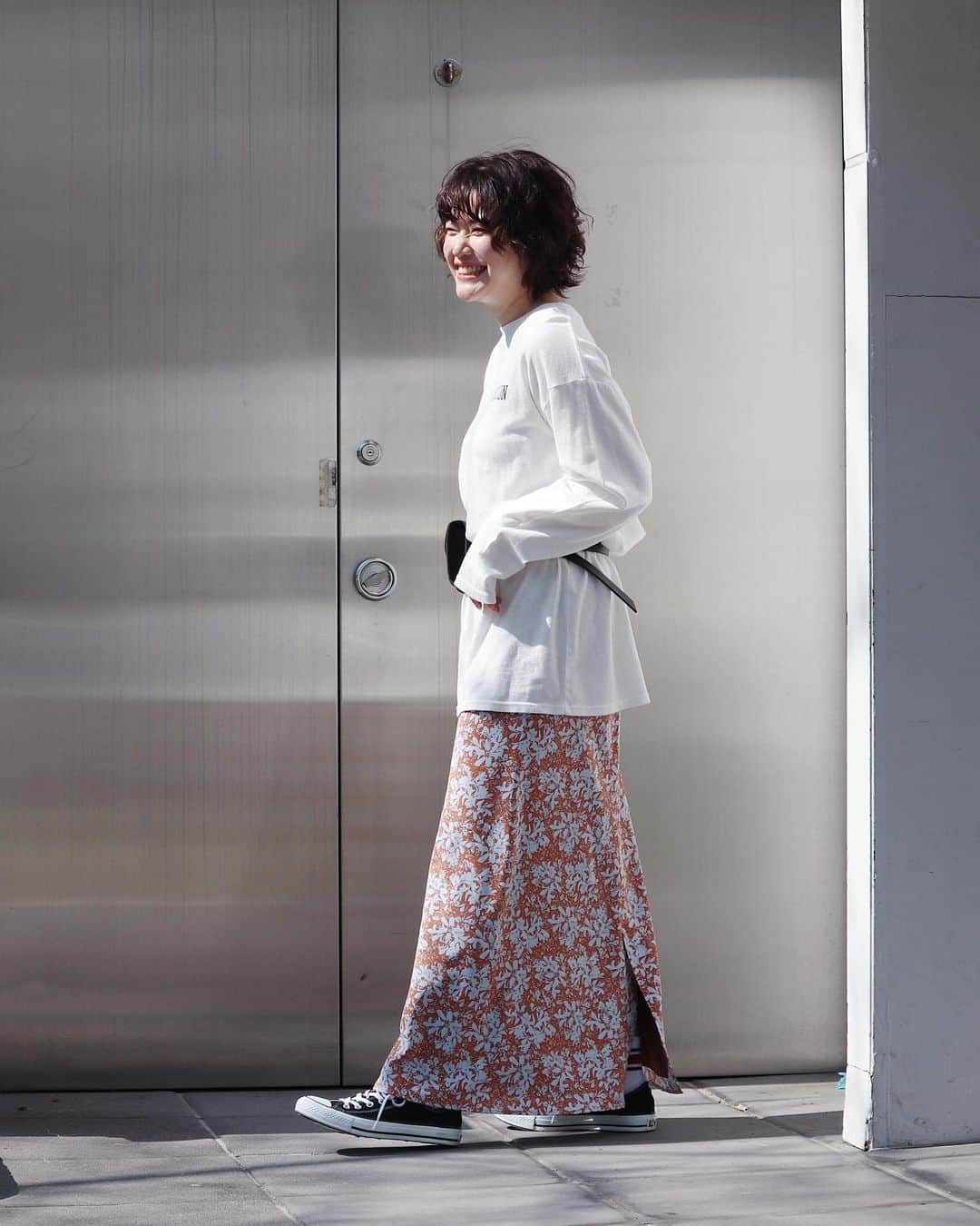 Ungrid staff snapさんのインスタグラム写真 - (Ungrid staff snapInstagram)「. ''ペリエ千葉店 RINA 159cm '' . カジュアルなカットソーと足元は コンバースでミックススタイリングが おススメ👏🏻 . #フラワープリントフィットマキシスカート ブラウン ¥9,900(tax in) . #ナンバリングプリントロングスリーブTee オフホワイト ¥6,050(tax in) . @ungrid_staffsnap #TOPページURLよりチェック✔︎ . アイテム詳細はタグをご覧下さい🏷 . #ungrid #ungrid_staffsnap #ungriddenim #casual #code #styling #staff  #カジュアル #スタッフ #コーデ #スタイリング #フラワープリント #マキシスカート #スニーカー」4月19日 17時06分 - ungrid_staffsnap