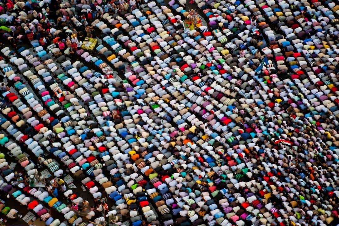 National Geographic Travelさんのインスタグラム写真 - (National Geographic TravelInstagram)「Photo by @amandamustard | Tens of thousands of Egyptians pray together at sunset in Cairo, Egypt, in the spring of 2012. Of all the memorable moments I've had the honor of experiencing around the globe as a photographer, this was one of the most humbling. It took my breath away. As I photographed from the edge of rooftop overlooking Tahrir Square, the call to prayer echoed as waves of uniform movement rippled throughout the crowd. #prayer #egypt #islam」4月19日 17時08分 - natgeotravel