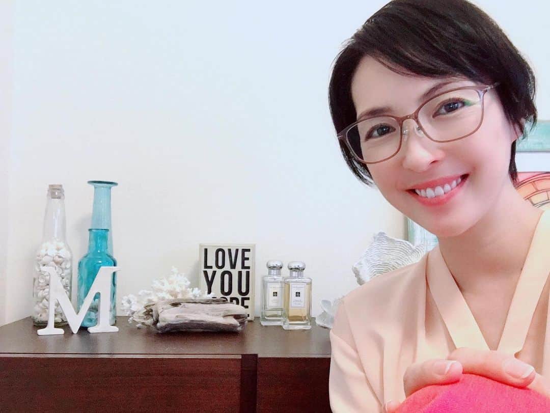蒲生麻由のインスタグラム：「気分転換に家の棚の上を整理して、﻿ 夏仕様に模様替えしてみました😊﻿﻿ ﻿ ずっと家にいると 一日中部屋着で過ごしてしまいがちなので、﻿ 春色の服に着替えて気分も上げていこうと思います❣️ ﻿ #気分転換 #模様替え##夏仕様#部屋着ばかりでつまらないので #春色コーデ #mamalife #お家で楽しむ」
