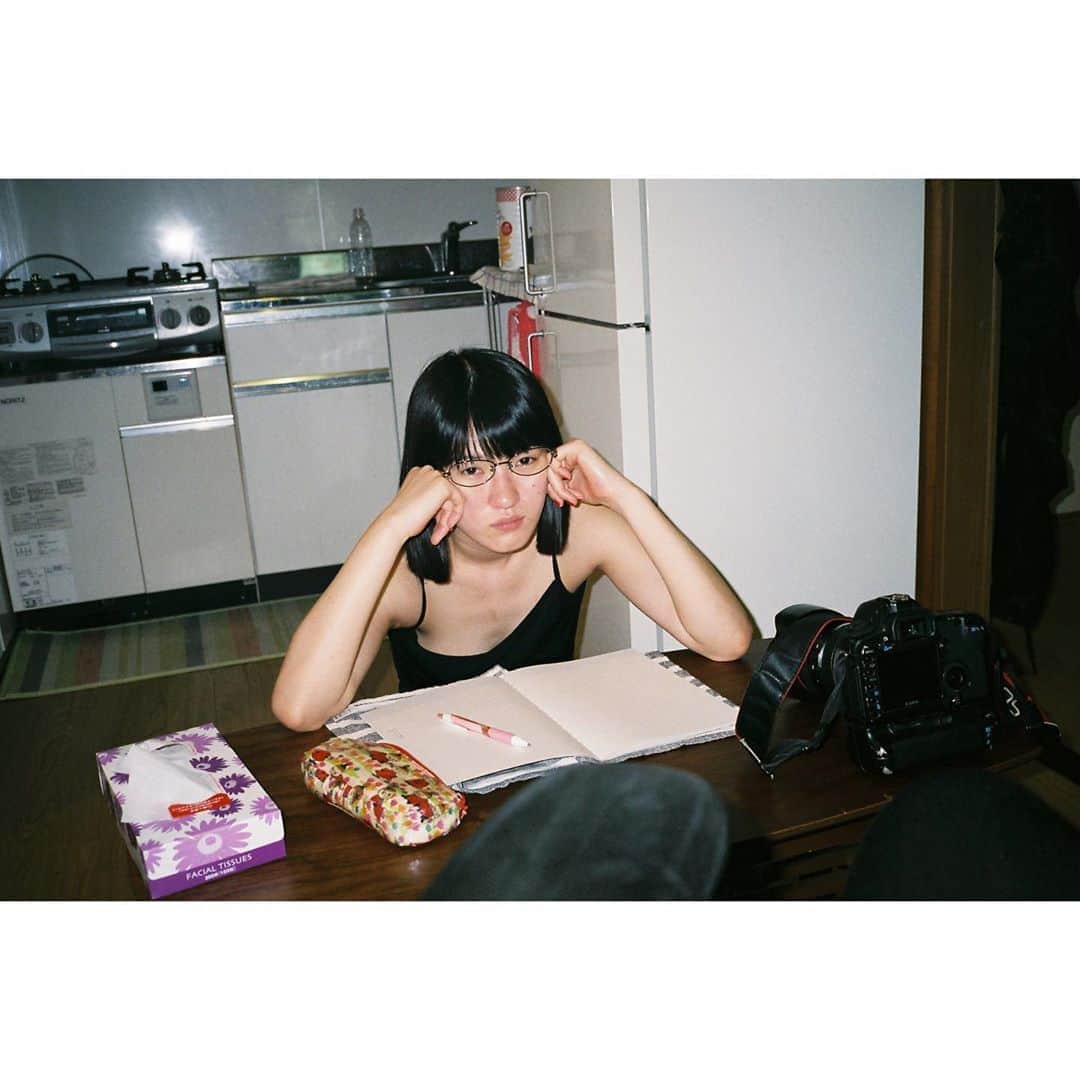 兎丸愛美のインスタグラム：「宿題が全然おわらない顔してる #しあわせのにおいがする」