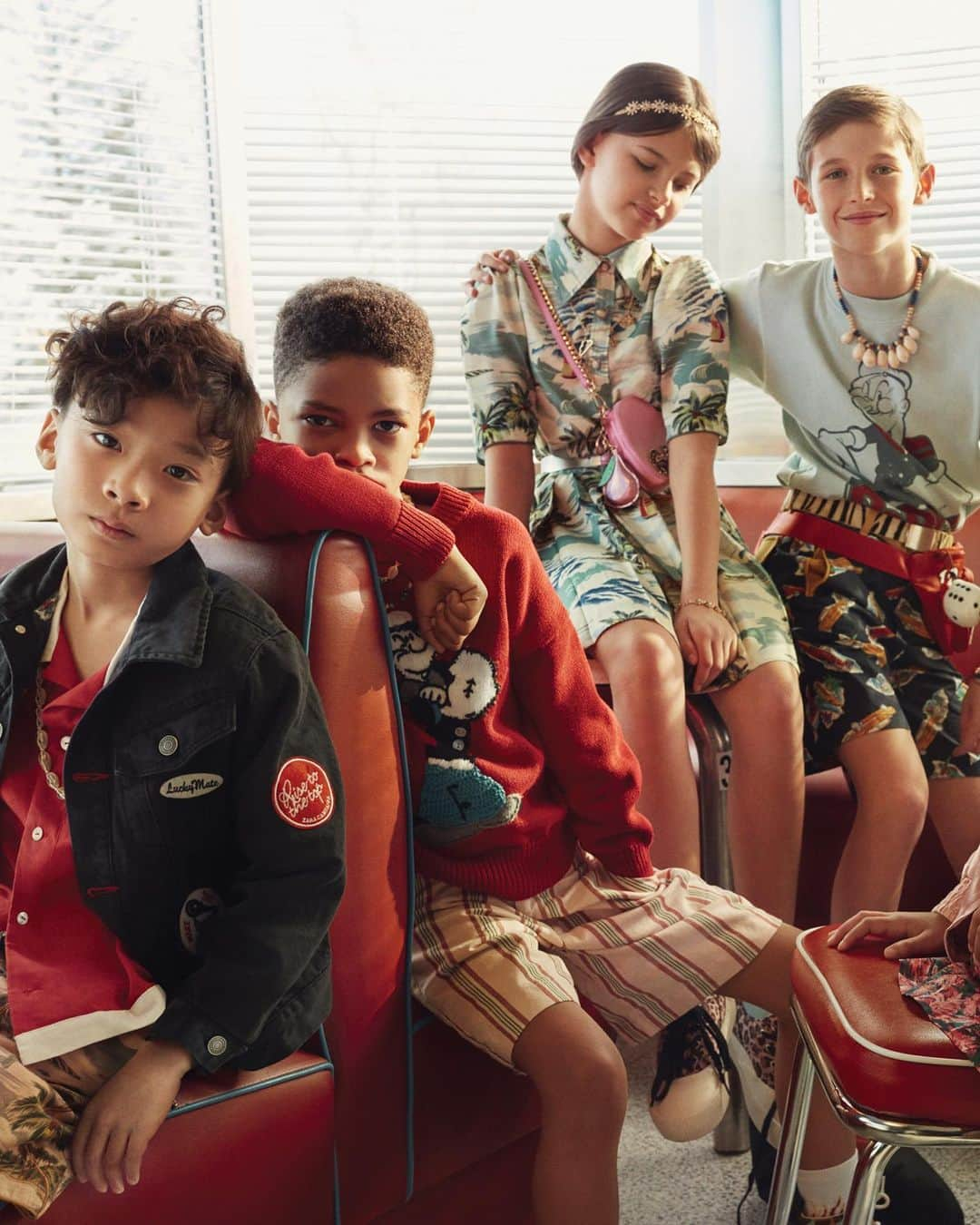 ZARAさんのインスタグラム写真 - (ZARAInstagram)「SS20 Campaign. Kids Collection Photographs: @josholins Stylist: Karl Templer #KarlTempler Creative Direction: @fabienbaron #ss20 #zarakids #zaracampaign @zarakids」4月19日 17時27分 - zara