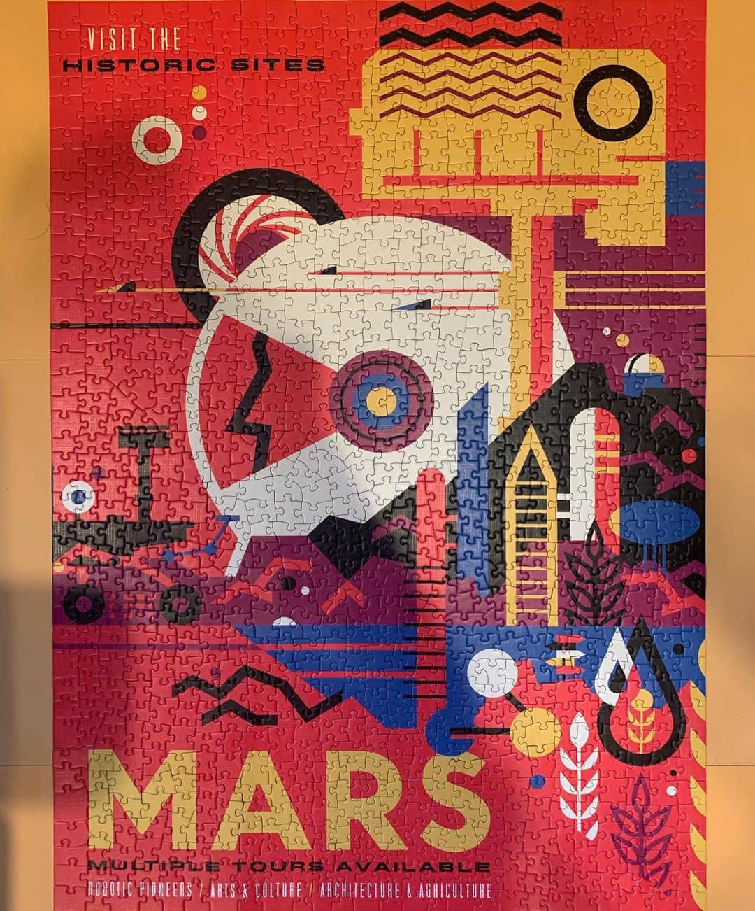 小椚ちはるのインスタグラム：「How I spend quarantine days 🧩  Yup,I ordered another one already🙌  このパズルどこのですかとたくさん聞かれたので！ 1つ目は New York Puzzle Company のNASA 2つ目は BgraamiensのAncient Tribal Life  どちらもAmazonでオーダーしました。 日本のAmazonではもしかしたらないかも...」
