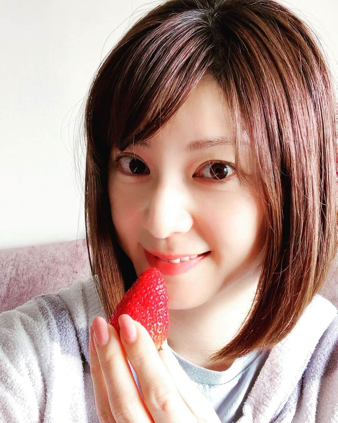 原史奈さんのインスタグラム写真 - (原史奈Instagram)「イチゴ大好き🍓 #イチゴ #古都華 #甘くて美味しい #一番好きな果物 #ビタミン摂取 #すっぴん生活 #stayhome  #原史奈 #ゴルフ #ゴルフレッスン #ゴルフ女子#ゴルフ男子 #ゴルフ大好き #golf #ゴルフウエア #ゴルフコーデ #ゴルフグッズ #ゴルフ動画 #ping #ピン #ping女子 #gle2 #g410 #even #archivio #アルチビオ #cuartounited」4月19日 8時29分 - fuminahara