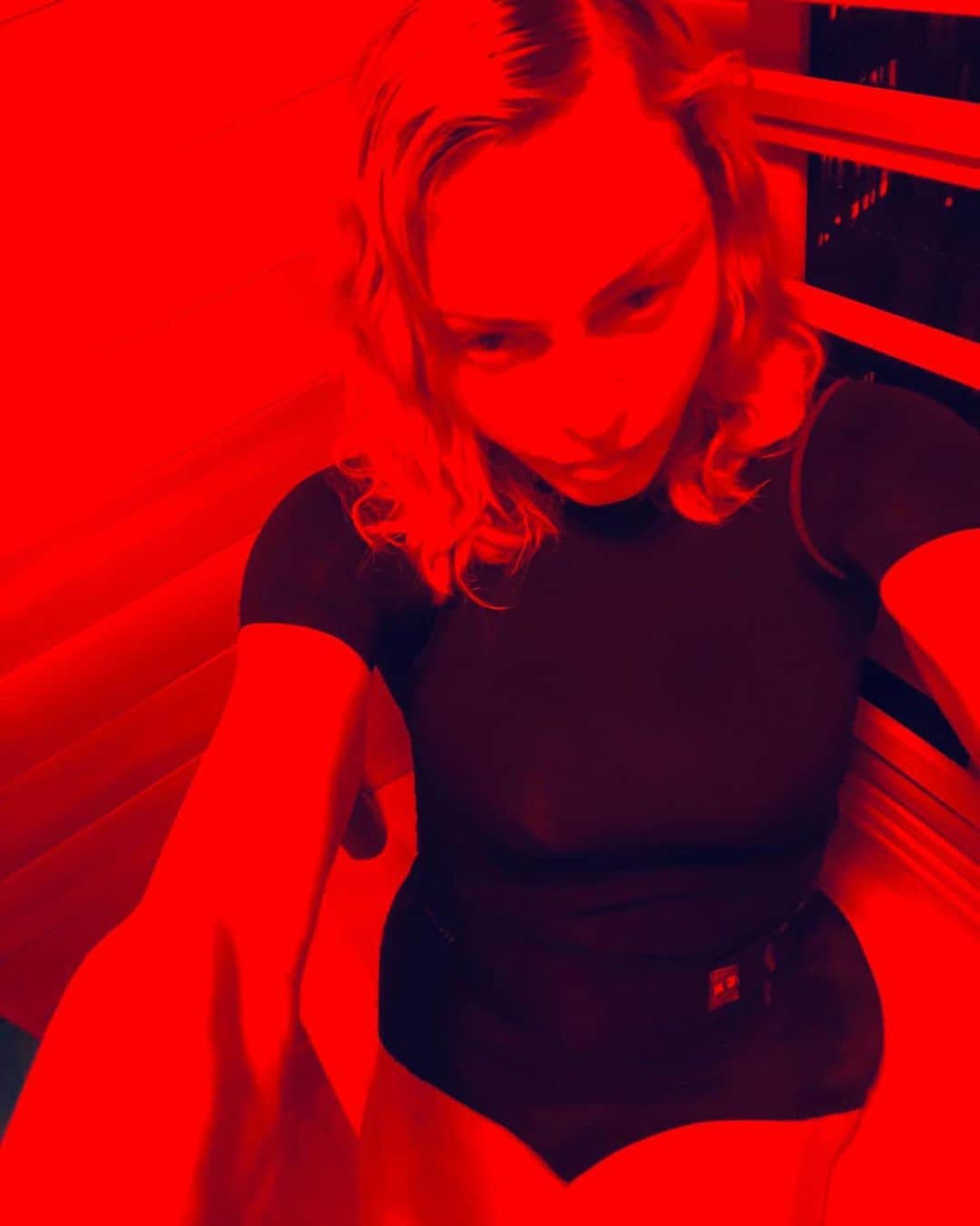 マドンナさんのインスタグラム写真 - (マドンナInstagram)「Healing Red Light 🛑 #infrared #stayhome #staysafe」4月19日 8時30分 - madonna