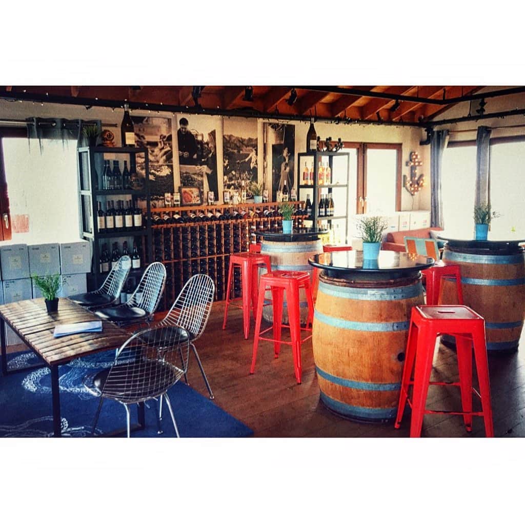 Jada Lalita Patipaksiriのインスタグラム：「2.5 years ago in Santa Barbara. Explored the town and came across this cute little wine tasting spot on the pier 🎡🌊🍷 #travel #adventure #dreamer #datenight #daytrips #wine #winetasting #bar #santabarbara #pier #ocean #rustic #barrels #boardwalk #winepic #foodie #foodpics #yum」