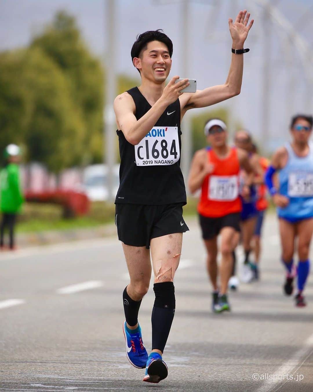 重盛赳男さんのインスタグラム写真 - (重盛赳男Instagram)「本来きょうは長野マラソン。 来年また皆で元気に走れることを信じて！ . 写真は去年の大会から。 応援に来てくれた沿道の友人の写真を撮る様子と、サポーター諸々がとれた左膝がポイントです。 . #ランニング #マラソン #running #marathon #長野マラソン #長野マラソン2020 #nbs #長野放送 #重盛赳男 #アナウンサー」4月19日 8時36分 - shigemoritakeo