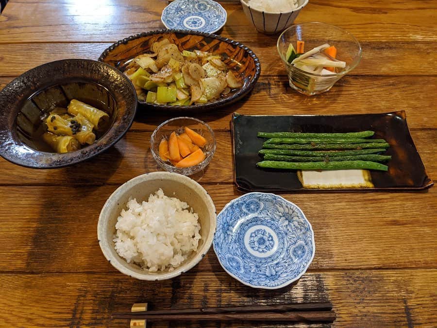 藤田敦子のインスタグラム：「ㅤㅤㅤ 【#blendakitchen 】 ㅤㅤㅤ ✔︎菊芋とリーキの生姜山椒焼き ( @usagifarm_ai のタレ使いました) ✔︎アスパラ魚醤焼き ✔︎キャベツのお浸し ✔︎漬物2種 ㅤㅤㅤ 菊芋とリーキはうさぎ農園で買ったもの❤️ アスパラとキャベツは #みやレシピ からだよ❤️」