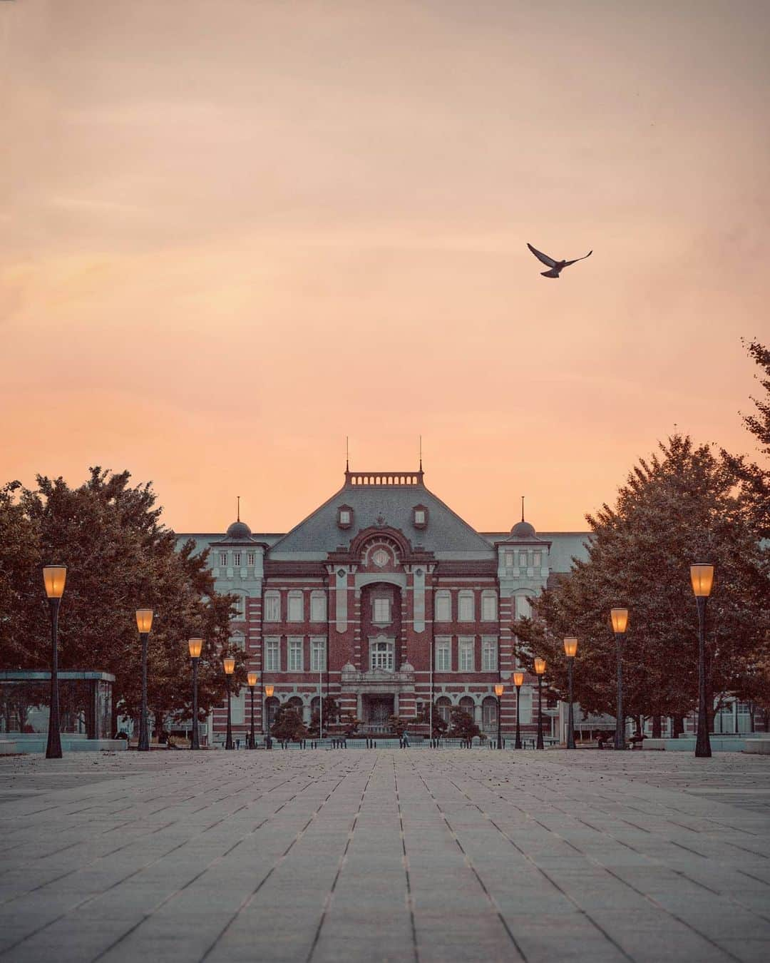 Joshさんのインスタグラム写真 - (JoshInstagram)「All quiet on the western front. An early morning at Tokyo Station. . . . . . #東京 #東京カメラ部 #日本 #写真部 #東京駅 #streetframe #streetclassics #streets_vision #urbanromantix #urbanandstreet #citygrammers #killyourcity #discoverjapan #discovertokyo #streetmobs  #japan_vacations #urban_shutter #tokyocameraclub #streetdreamsmag #night_owlz #citykillerz #street_focus_on #streetgrammer #visitjapanjp #explorejapan #fatalframes #agameoftones #rawurbanshots #igjapan #igersjp」4月19日 9時00分 - joshtaylorjp