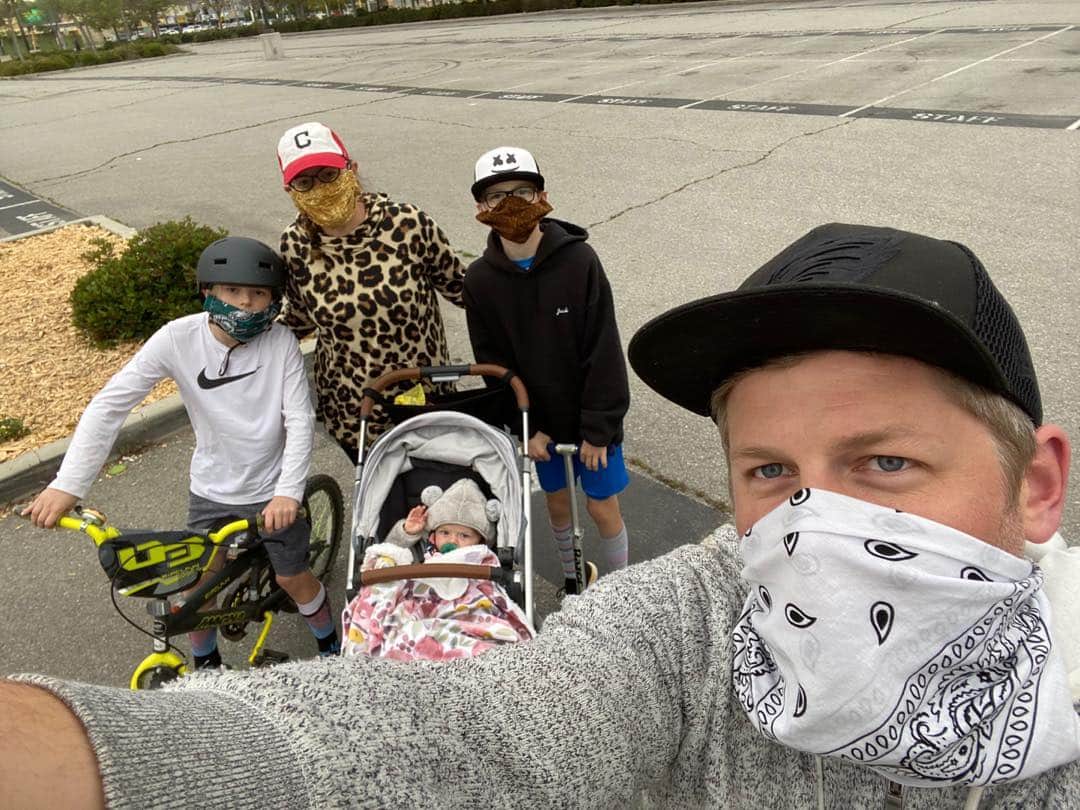 マイケル・グラント・テリーのインスタグラム：「Family bike/scoot-scoot/walk/de-bloat」