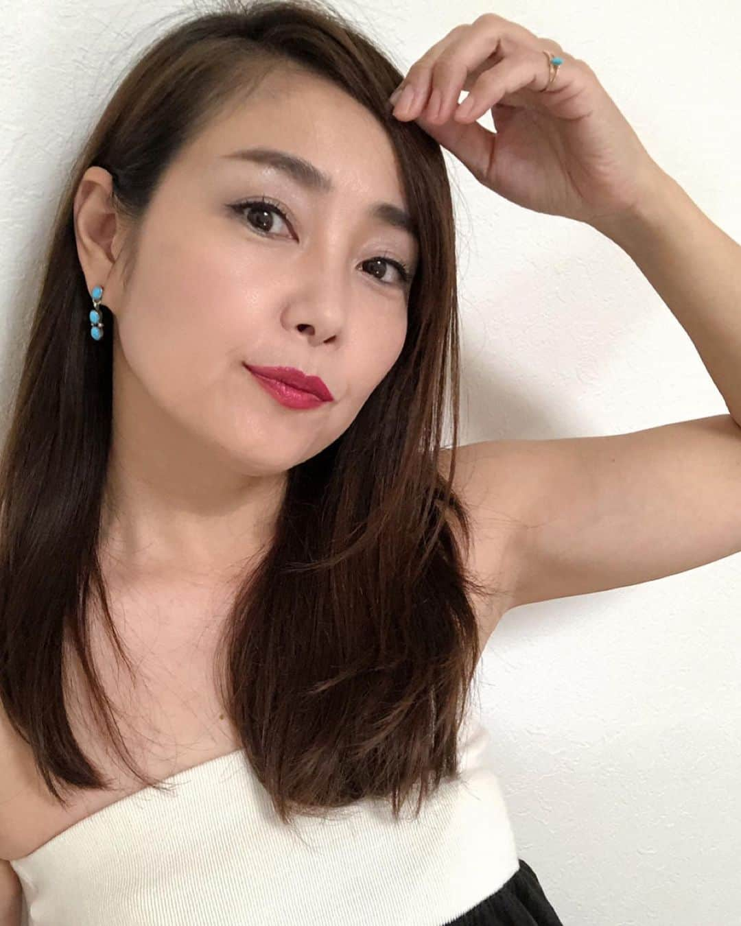 吉永愛さんのインスタグラム写真 - (吉永愛Instagram)「『今日のメイク』 #勝負メイク 的な❤️ 唇が超薄いので… いつもより1.5ミリ増しで🤣  詳しくはストーリーにあるよ！ ★今日もインスタライブに遊びに来てね〜❤️21時半からです✨ #ツヤ肌メイク  #celvoke  #mac #メイビリン #clio #rmk #ヒロインメイク マスカラ  #ラブライナー #スムーサー #コスメ #メイク #アイメイク  #makeup  #cosme  #ハイライト  #ママモデル #アラフォー #大人可愛い #女子力 #おうち時間 #大人メイク  #メイク好きな人と繋がりたい #コスメコンシェルジュ」4月19日 9時27分 - a.i.yy