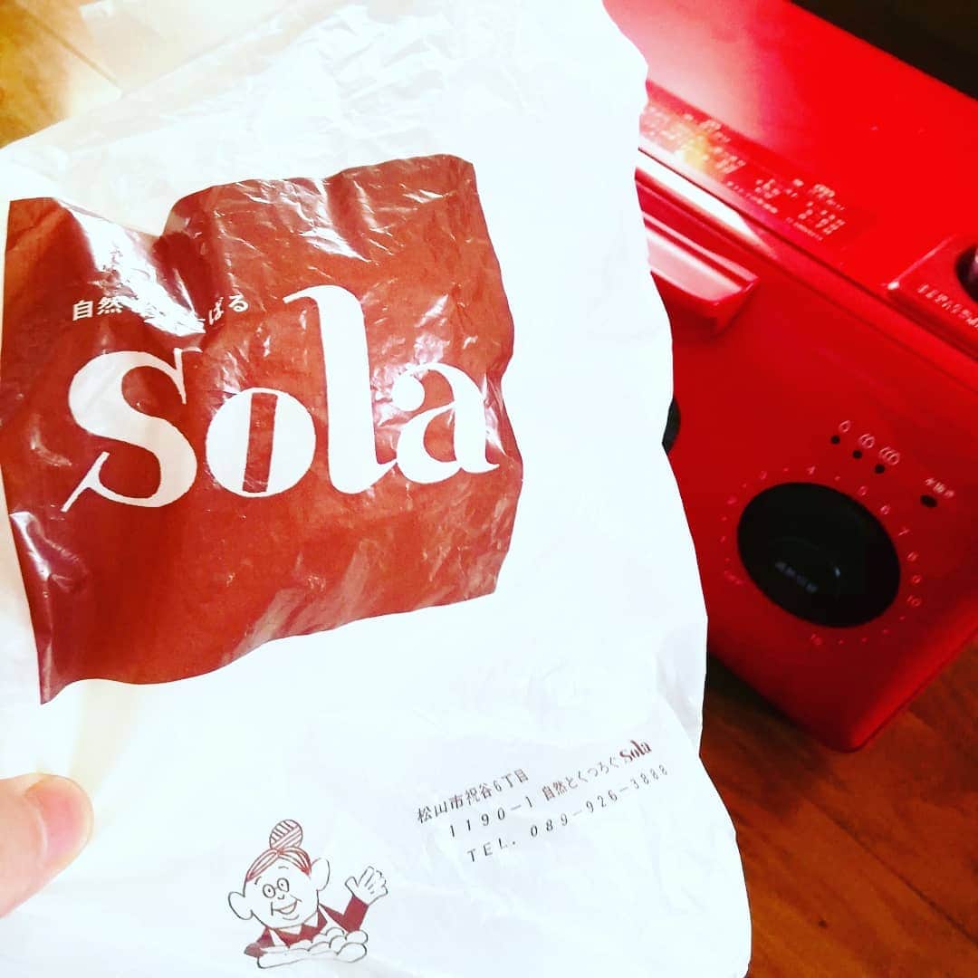 松本隆博のインスタグラム：「。 みなおは～ 部屋籠もり3週間経った 松本隆博、長いことパンを 食べて無かったんだ… 調べたらめちゃくちゃ美味い パンがありテイクアウトも 出来る（＾Ｏ＾）。 ｢自然ほうばるsora｣ すぐ食べるのがそりゃ美味しい けど大量に買った食パン(^-^)、 僕には強い味方があるのだ。 ヘルシオの凄さを知らん人は ほんと人生損してる(オーバー) よマジで。 クロワッサンなんかもう、、 焼き立てが完全再現。。 あまりに美味くて写真撮って ないから(^-^)。 さ、今日も元気に部屋籠もり！  自然をほうばるsora https://sola-obasan.com/」