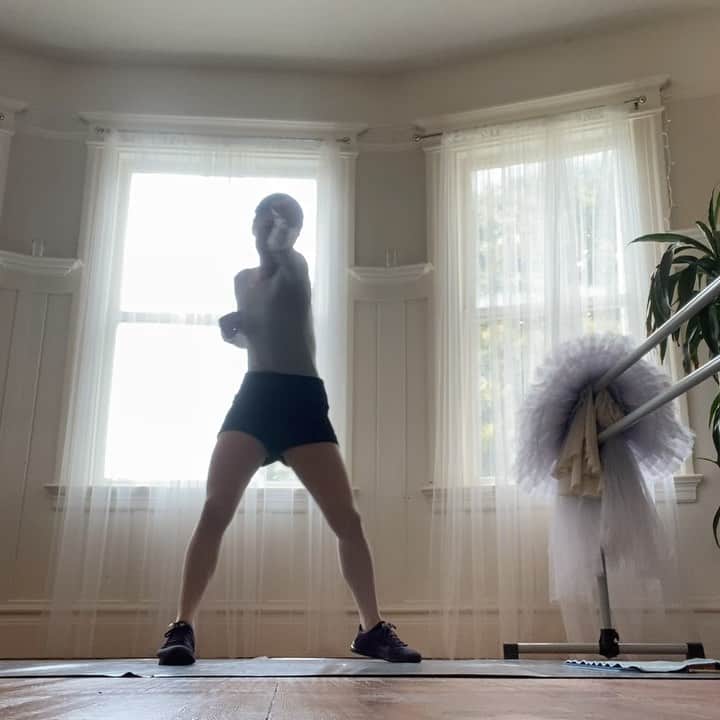 のインスタグラム：「Hey guys! Guess what? @thegarage2955  is so generous to open up her workout class to everyone who is interested tomorrow at 10:00 San Francisco time! Off course I will be there. Come join me! Visit @worldwide_ballet_class  Or Zoom code is 995-2652-6167 See you tomorrow!  私が尊敬しているリサさんが明日サンフランシスコ時間の朝10時に皆さんにフリーセッションをして下さいます。ワークアウトしたい方は上記のZoom codeより。私ももちろんうけますよ👊 #lisagiannone #shelterinplace  #ballet #ballerina #ballerinalife #happy #happiness #dance #art #幸せ #バレエ #バレリーナ #rehearsal #work #season #covid_19 #shelterinnplacelife #サンフランシスコ　#屋内避難生活  #quarantineworkout #homeworkout #class #socialdistance」