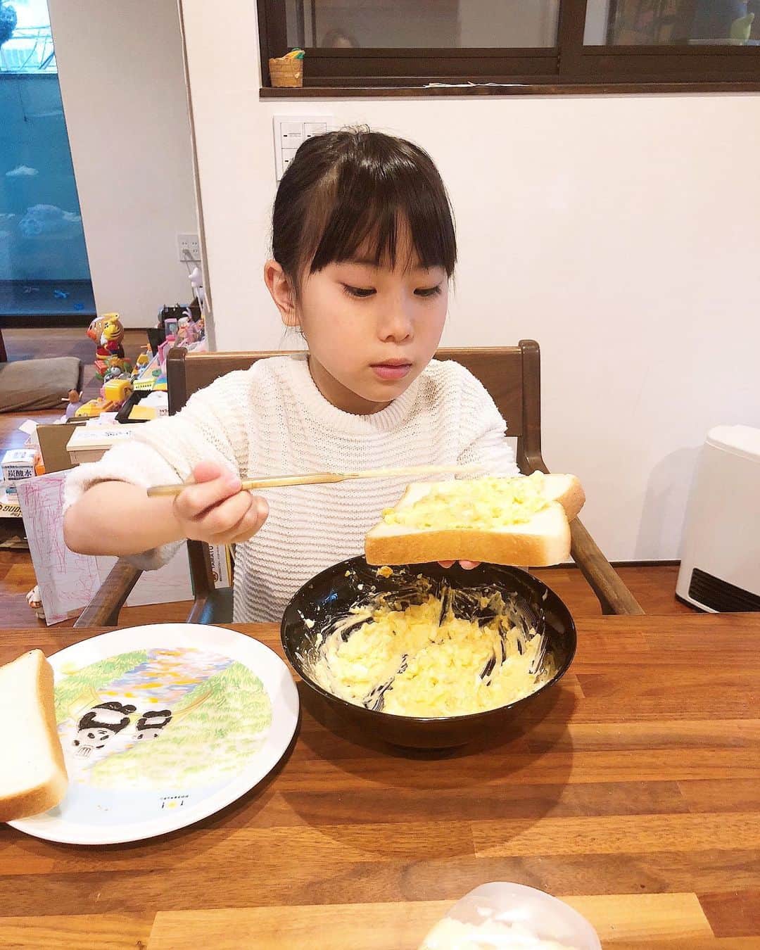 みきママさんのインスタグラム写真 - (みきママInstagram)「【タマゴサンドが食べたい！】 ﻿ ﻿. . . ﻿ 私「朝は何食べる？」って聞いたら、﻿ ﻿ ﻿. .  はる兄「米に決まってるだろ。」﻿ ﻿ ﻿ れんちび「ジャムパン。」﻿ ﻿ ﻿ ﻿ 杏ちゃん「タマゴサンドがいい！」ってさ。みんなバラバラです。﻿ ﻿ ﻿ ﻿ ﻿ ﻿ ﻿ 私「杏ちゃん、タマゴサンド作ってくれる？」ゆで卵を渡したら、喜んでむき始めました。からむきからスタートだったから絶好調です。﻿ ﻿ ﻿ ﻿ ﻿ ﻿ ﻿ ﻿ ﻿ すると、杏ちゃん「卵かたい。」ってさ。潰しにくいって。﻿卵が滑らないように少しマヨネーズを入れて潰しやすくさせました。 ﻿ ﻿ ﻿ ﻿ ﻿ ﻿ ﻿ すると、杏ちゃん「卵にマヨネーズいれたくないんだけど。」ってさ。それじゃあ、ゆで卵サンドになっちゃうよ？﻿ ﻿ ﻿ ﻿ ﻿ ﻿ ﻿ 杏ちゃん「ぬりにくいー。」ナイフに持ち変えてやると塗りやすくなりました。﻿ ﻿ ﻿ ﻿ ﻿ ﻿ ﻿ 杏ちゃん「パパもたべなー。美味しいから！！」﻿ ﻿ ﻿ ﻿ ﻿ ﻿ ﻿ 杏ちゃん、お母さんみたいにみんなに食べさせてあげました。 . . . ⭐️今日、4/19（日）、CBCラジオ「カトリーナの全部全力」聴いてください✨✨✨めちゃ楽しいです🤩🤩🤩私はその中で「みきママのゆるメシ」を紹介させていただいてます💁‍♀️💁‍♀️💁‍♀️毎週日曜日、13時20分頃〜です❤️❤️❤️﻿ . . .  #みきママ #朝ごはん #タマゴサンド」4月19日 9時32分 - mikimama_official