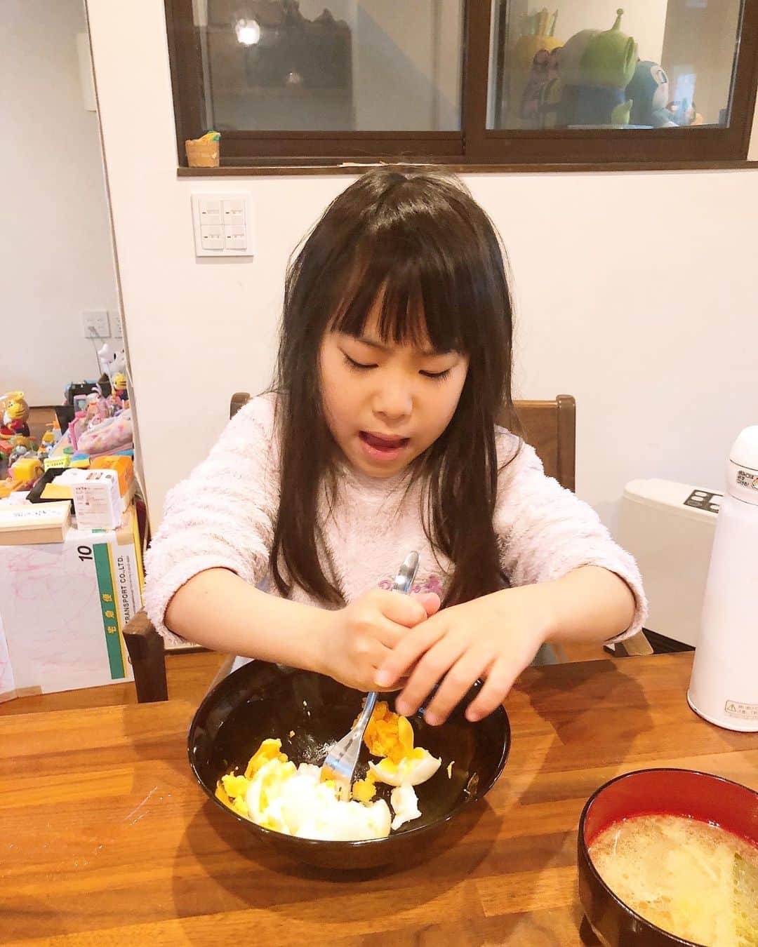 みきママさんのインスタグラム写真 - (みきママInstagram)「【タマゴサンドが食べたい！】 ﻿ ﻿. . . ﻿ 私「朝は何食べる？」って聞いたら、﻿ ﻿ ﻿. .  はる兄「米に決まってるだろ。」﻿ ﻿ ﻿ れんちび「ジャムパン。」﻿ ﻿ ﻿ ﻿ 杏ちゃん「タマゴサンドがいい！」ってさ。みんなバラバラです。﻿ ﻿ ﻿ ﻿ ﻿ ﻿ ﻿ 私「杏ちゃん、タマゴサンド作ってくれる？」ゆで卵を渡したら、喜んでむき始めました。からむきからスタートだったから絶好調です。﻿ ﻿ ﻿ ﻿ ﻿ ﻿ ﻿ ﻿ ﻿ すると、杏ちゃん「卵かたい。」ってさ。潰しにくいって。﻿卵が滑らないように少しマヨネーズを入れて潰しやすくさせました。 ﻿ ﻿ ﻿ ﻿ ﻿ ﻿ ﻿ すると、杏ちゃん「卵にマヨネーズいれたくないんだけど。」ってさ。それじゃあ、ゆで卵サンドになっちゃうよ？﻿ ﻿ ﻿ ﻿ ﻿ ﻿ ﻿ 杏ちゃん「ぬりにくいー。」ナイフに持ち変えてやると塗りやすくなりました。﻿ ﻿ ﻿ ﻿ ﻿ ﻿ ﻿ 杏ちゃん「パパもたべなー。美味しいから！！」﻿ ﻿ ﻿ ﻿ ﻿ ﻿ ﻿ 杏ちゃん、お母さんみたいにみんなに食べさせてあげました。 . . . ⭐️今日、4/19（日）、CBCラジオ「カトリーナの全部全力」聴いてください✨✨✨めちゃ楽しいです🤩🤩🤩私はその中で「みきママのゆるメシ」を紹介させていただいてます💁‍♀️💁‍♀️💁‍♀️毎週日曜日、13時20分頃〜です❤️❤️❤️﻿ . . .  #みきママ #朝ごはん #タマゴサンド」4月19日 9時32分 - mikimama_official