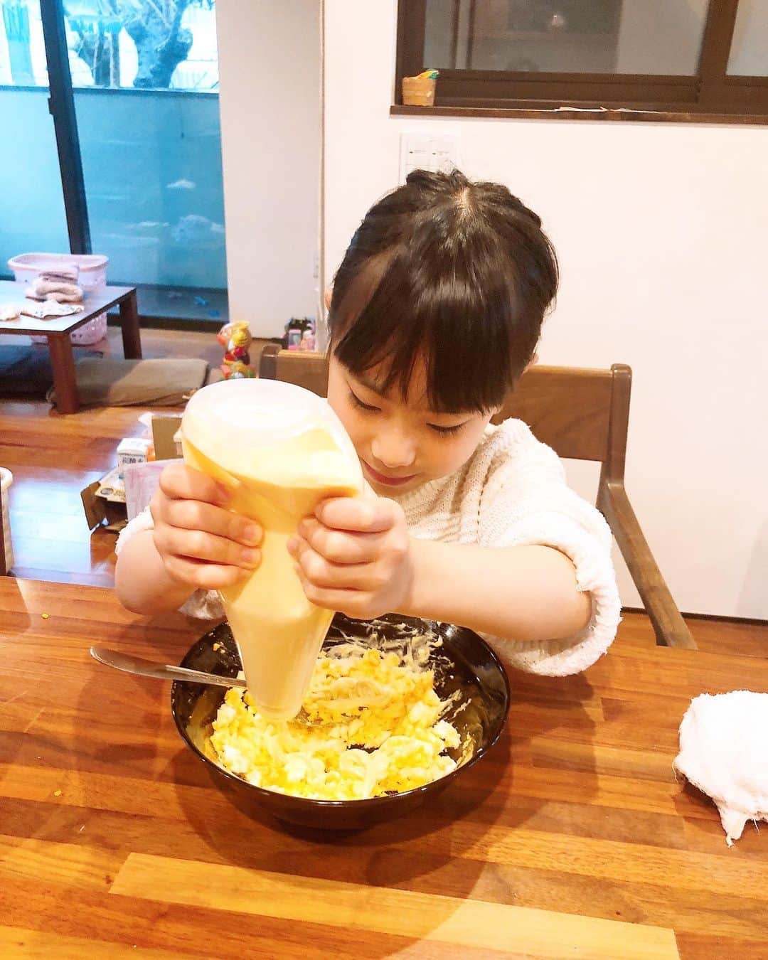 みきママさんのインスタグラム写真 - (みきママInstagram)「【タマゴサンドが食べたい！】 ﻿ ﻿. . . ﻿ 私「朝は何食べる？」って聞いたら、﻿ ﻿ ﻿. .  はる兄「米に決まってるだろ。」﻿ ﻿ ﻿ れんちび「ジャムパン。」﻿ ﻿ ﻿ ﻿ 杏ちゃん「タマゴサンドがいい！」ってさ。みんなバラバラです。﻿ ﻿ ﻿ ﻿ ﻿ ﻿ ﻿ 私「杏ちゃん、タマゴサンド作ってくれる？」ゆで卵を渡したら、喜んでむき始めました。からむきからスタートだったから絶好調です。﻿ ﻿ ﻿ ﻿ ﻿ ﻿ ﻿ ﻿ ﻿ すると、杏ちゃん「卵かたい。」ってさ。潰しにくいって。﻿卵が滑らないように少しマヨネーズを入れて潰しやすくさせました。 ﻿ ﻿ ﻿ ﻿ ﻿ ﻿ ﻿ すると、杏ちゃん「卵にマヨネーズいれたくないんだけど。」ってさ。それじゃあ、ゆで卵サンドになっちゃうよ？﻿ ﻿ ﻿ ﻿ ﻿ ﻿ ﻿ 杏ちゃん「ぬりにくいー。」ナイフに持ち変えてやると塗りやすくなりました。﻿ ﻿ ﻿ ﻿ ﻿ ﻿ ﻿ 杏ちゃん「パパもたべなー。美味しいから！！」﻿ ﻿ ﻿ ﻿ ﻿ ﻿ ﻿ 杏ちゃん、お母さんみたいにみんなに食べさせてあげました。 . . . ⭐️今日、4/19（日）、CBCラジオ「カトリーナの全部全力」聴いてください✨✨✨めちゃ楽しいです🤩🤩🤩私はその中で「みきママのゆるメシ」を紹介させていただいてます💁‍♀️💁‍♀️💁‍♀️毎週日曜日、13時20分頃〜です❤️❤️❤️﻿ . . .  #みきママ #朝ごはん #タマゴサンド」4月19日 9時32分 - mikimama_official
