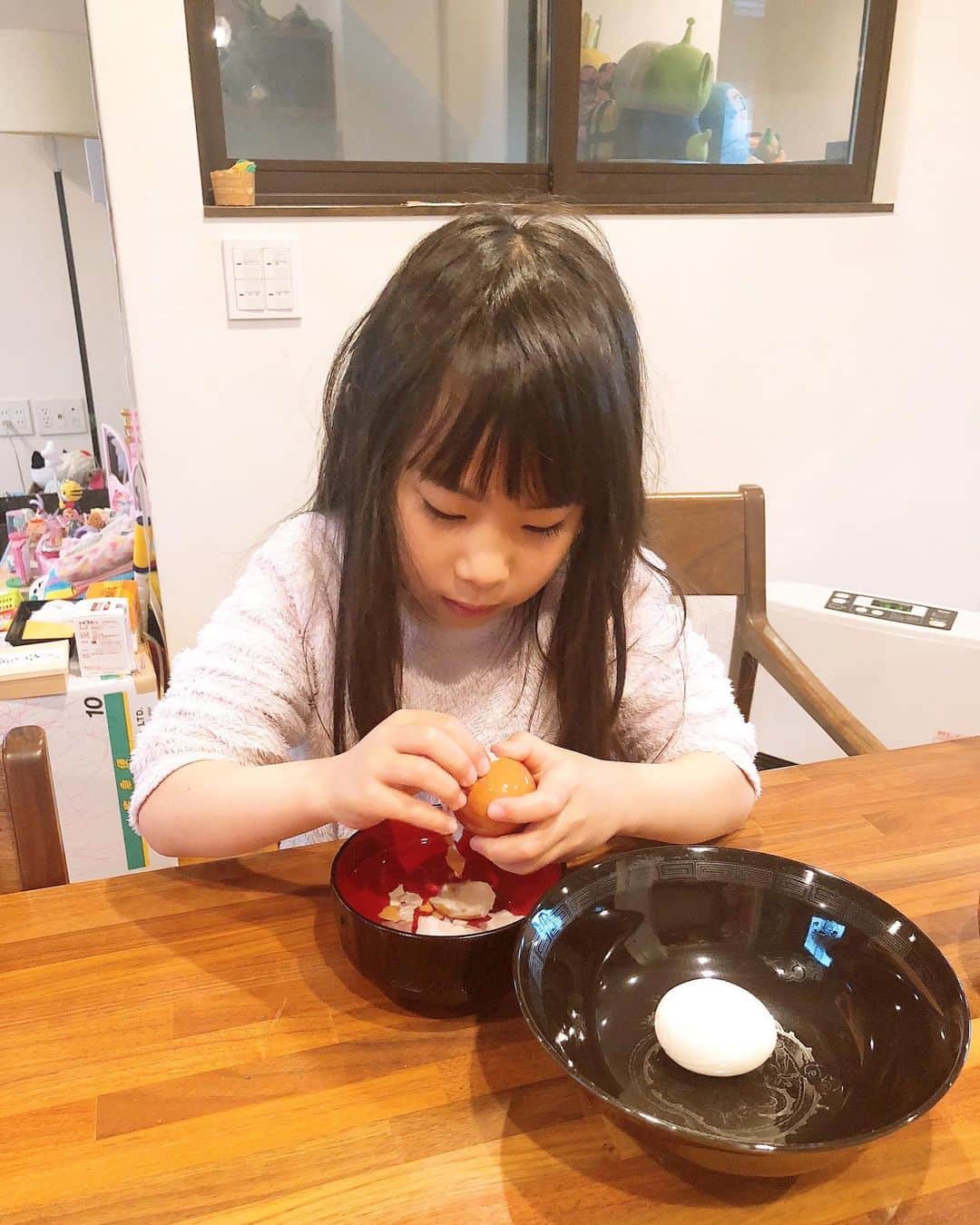 みきママさんのインスタグラム写真 - (みきママInstagram)「【タマゴサンドが食べたい！】 ﻿ ﻿. . . ﻿ 私「朝は何食べる？」って聞いたら、﻿ ﻿ ﻿. .  はる兄「米に決まってるだろ。」﻿ ﻿ ﻿ れんちび「ジャムパン。」﻿ ﻿ ﻿ ﻿ 杏ちゃん「タマゴサンドがいい！」ってさ。みんなバラバラです。﻿ ﻿ ﻿ ﻿ ﻿ ﻿ ﻿ 私「杏ちゃん、タマゴサンド作ってくれる？」ゆで卵を渡したら、喜んでむき始めました。からむきからスタートだったから絶好調です。﻿ ﻿ ﻿ ﻿ ﻿ ﻿ ﻿ ﻿ ﻿ すると、杏ちゃん「卵かたい。」ってさ。潰しにくいって。﻿卵が滑らないように少しマヨネーズを入れて潰しやすくさせました。 ﻿ ﻿ ﻿ ﻿ ﻿ ﻿ ﻿ すると、杏ちゃん「卵にマヨネーズいれたくないんだけど。」ってさ。それじゃあ、ゆで卵サンドになっちゃうよ？﻿ ﻿ ﻿ ﻿ ﻿ ﻿ ﻿ 杏ちゃん「ぬりにくいー。」ナイフに持ち変えてやると塗りやすくなりました。﻿ ﻿ ﻿ ﻿ ﻿ ﻿ ﻿ 杏ちゃん「パパもたべなー。美味しいから！！」﻿ ﻿ ﻿ ﻿ ﻿ ﻿ ﻿ 杏ちゃん、お母さんみたいにみんなに食べさせてあげました。 . . . ⭐️今日、4/19（日）、CBCラジオ「カトリーナの全部全力」聴いてください✨✨✨めちゃ楽しいです🤩🤩🤩私はその中で「みきママのゆるメシ」を紹介させていただいてます💁‍♀️💁‍♀️💁‍♀️毎週日曜日、13時20分頃〜です❤️❤️❤️﻿ . . .  #みきママ #朝ごはん #タマゴサンド」4月19日 9時32分 - mikimama_official