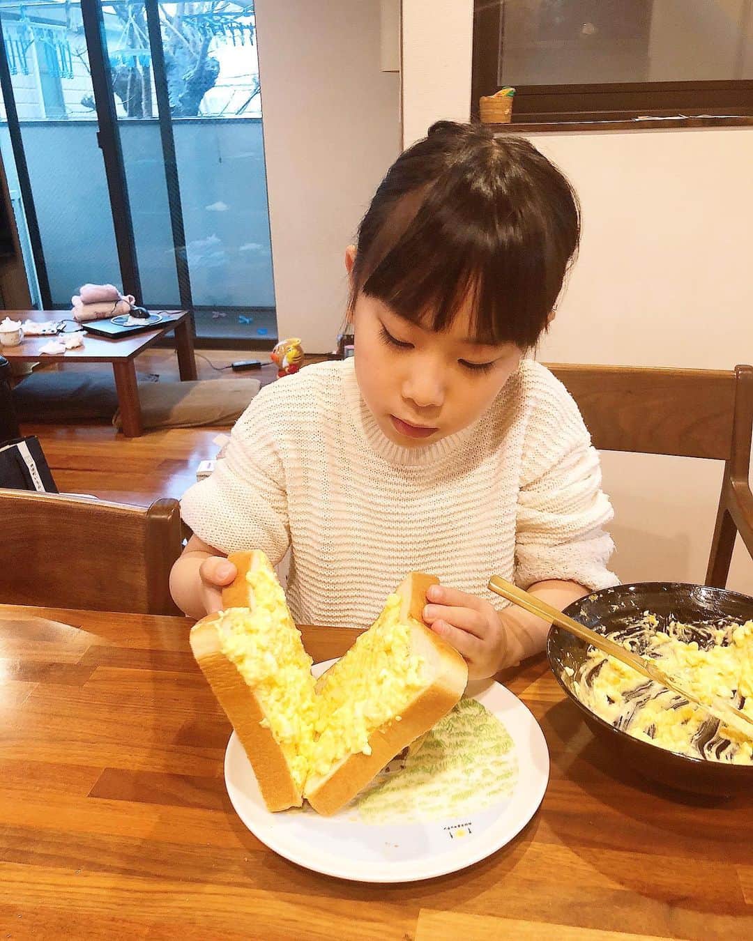 みきママさんのインスタグラム写真 - (みきママInstagram)「【タマゴサンドが食べたい！】 ﻿ ﻿. . . ﻿ 私「朝は何食べる？」って聞いたら、﻿ ﻿ ﻿. .  はる兄「米に決まってるだろ。」﻿ ﻿ ﻿ れんちび「ジャムパン。」﻿ ﻿ ﻿ ﻿ 杏ちゃん「タマゴサンドがいい！」ってさ。みんなバラバラです。﻿ ﻿ ﻿ ﻿ ﻿ ﻿ ﻿ 私「杏ちゃん、タマゴサンド作ってくれる？」ゆで卵を渡したら、喜んでむき始めました。からむきからスタートだったから絶好調です。﻿ ﻿ ﻿ ﻿ ﻿ ﻿ ﻿ ﻿ ﻿ すると、杏ちゃん「卵かたい。」ってさ。潰しにくいって。﻿卵が滑らないように少しマヨネーズを入れて潰しやすくさせました。 ﻿ ﻿ ﻿ ﻿ ﻿ ﻿ ﻿ すると、杏ちゃん「卵にマヨネーズいれたくないんだけど。」ってさ。それじゃあ、ゆで卵サンドになっちゃうよ？﻿ ﻿ ﻿ ﻿ ﻿ ﻿ ﻿ 杏ちゃん「ぬりにくいー。」ナイフに持ち変えてやると塗りやすくなりました。﻿ ﻿ ﻿ ﻿ ﻿ ﻿ ﻿ 杏ちゃん「パパもたべなー。美味しいから！！」﻿ ﻿ ﻿ ﻿ ﻿ ﻿ ﻿ 杏ちゃん、お母さんみたいにみんなに食べさせてあげました。 . . . ⭐️今日、4/19（日）、CBCラジオ「カトリーナの全部全力」聴いてください✨✨✨めちゃ楽しいです🤩🤩🤩私はその中で「みきママのゆるメシ」を紹介させていただいてます💁‍♀️💁‍♀️💁‍♀️毎週日曜日、13時20分頃〜です❤️❤️❤️﻿ . . .  #みきママ #朝ごはん #タマゴサンド」4月19日 9時32分 - mikimama_official