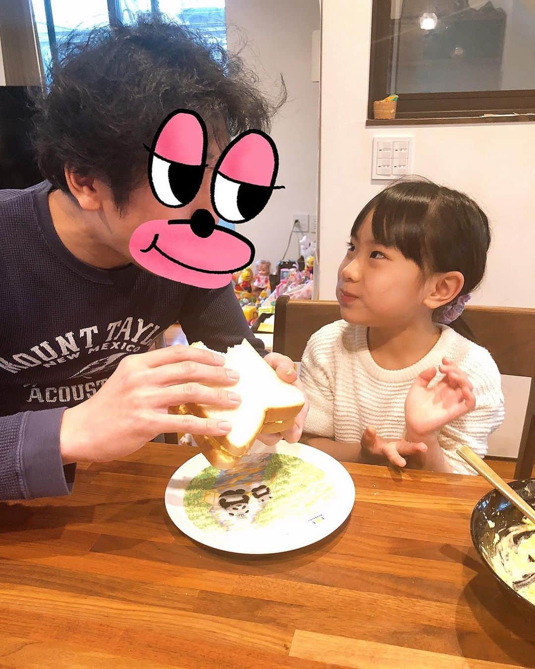 みきママさんのインスタグラム写真 - (みきママInstagram)「【タマゴサンドが食べたい！】 ﻿ ﻿. . . ﻿ 私「朝は何食べる？」って聞いたら、﻿ ﻿ ﻿. .  はる兄「米に決まってるだろ。」﻿ ﻿ ﻿ れんちび「ジャムパン。」﻿ ﻿ ﻿ ﻿ 杏ちゃん「タマゴサンドがいい！」ってさ。みんなバラバラです。﻿ ﻿ ﻿ ﻿ ﻿ ﻿ ﻿ 私「杏ちゃん、タマゴサンド作ってくれる？」ゆで卵を渡したら、喜んでむき始めました。からむきからスタートだったから絶好調です。﻿ ﻿ ﻿ ﻿ ﻿ ﻿ ﻿ ﻿ ﻿ すると、杏ちゃん「卵かたい。」ってさ。潰しにくいって。﻿卵が滑らないように少しマヨネーズを入れて潰しやすくさせました。 ﻿ ﻿ ﻿ ﻿ ﻿ ﻿ ﻿ すると、杏ちゃん「卵にマヨネーズいれたくないんだけど。」ってさ。それじゃあ、ゆで卵サンドになっちゃうよ？﻿ ﻿ ﻿ ﻿ ﻿ ﻿ ﻿ 杏ちゃん「ぬりにくいー。」ナイフに持ち変えてやると塗りやすくなりました。﻿ ﻿ ﻿ ﻿ ﻿ ﻿ ﻿ 杏ちゃん「パパもたべなー。美味しいから！！」﻿ ﻿ ﻿ ﻿ ﻿ ﻿ ﻿ 杏ちゃん、お母さんみたいにみんなに食べさせてあげました。 . . . ⭐️今日、4/19（日）、CBCラジオ「カトリーナの全部全力」聴いてください✨✨✨めちゃ楽しいです🤩🤩🤩私はその中で「みきママのゆるメシ」を紹介させていただいてます💁‍♀️💁‍♀️💁‍♀️毎週日曜日、13時20分頃〜です❤️❤️❤️﻿ . . .  #みきママ #朝ごはん #タマゴサンド」4月19日 9時32分 - mikimama_official