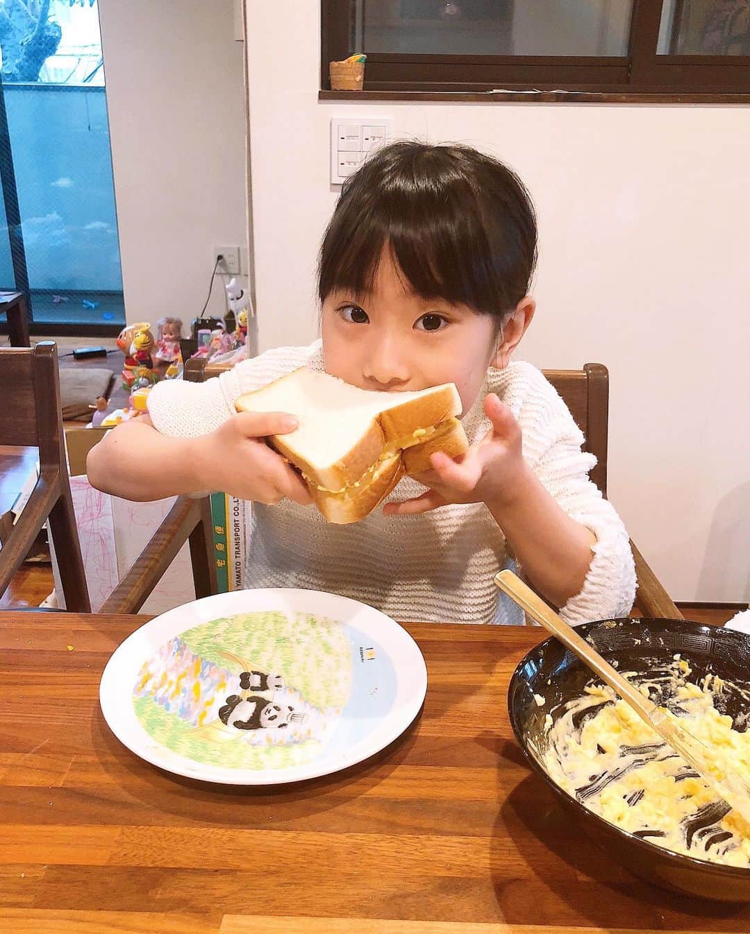 みきママさんのインスタグラム写真 - (みきママInstagram)「【タマゴサンドが食べたい！】 ﻿ ﻿. . . ﻿ 私「朝は何食べる？」って聞いたら、﻿ ﻿ ﻿. .  はる兄「米に決まってるだろ。」﻿ ﻿ ﻿ れんちび「ジャムパン。」﻿ ﻿ ﻿ ﻿ 杏ちゃん「タマゴサンドがいい！」ってさ。みんなバラバラです。﻿ ﻿ ﻿ ﻿ ﻿ ﻿ ﻿ 私「杏ちゃん、タマゴサンド作ってくれる？」ゆで卵を渡したら、喜んでむき始めました。からむきからスタートだったから絶好調です。﻿ ﻿ ﻿ ﻿ ﻿ ﻿ ﻿ ﻿ ﻿ すると、杏ちゃん「卵かたい。」ってさ。潰しにくいって。﻿卵が滑らないように少しマヨネーズを入れて潰しやすくさせました。 ﻿ ﻿ ﻿ ﻿ ﻿ ﻿ ﻿ すると、杏ちゃん「卵にマヨネーズいれたくないんだけど。」ってさ。それじゃあ、ゆで卵サンドになっちゃうよ？﻿ ﻿ ﻿ ﻿ ﻿ ﻿ ﻿ 杏ちゃん「ぬりにくいー。」ナイフに持ち変えてやると塗りやすくなりました。﻿ ﻿ ﻿ ﻿ ﻿ ﻿ ﻿ 杏ちゃん「パパもたべなー。美味しいから！！」﻿ ﻿ ﻿ ﻿ ﻿ ﻿ ﻿ 杏ちゃん、お母さんみたいにみんなに食べさせてあげました。 . . . ⭐️今日、4/19（日）、CBCラジオ「カトリーナの全部全力」聴いてください✨✨✨めちゃ楽しいです🤩🤩🤩私はその中で「みきママのゆるメシ」を紹介させていただいてます💁‍♀️💁‍♀️💁‍♀️毎週日曜日、13時20分頃〜です❤️❤️❤️﻿ . . .  #みきママ #朝ごはん #タマゴサンド」4月19日 9時32分 - mikimama_official
