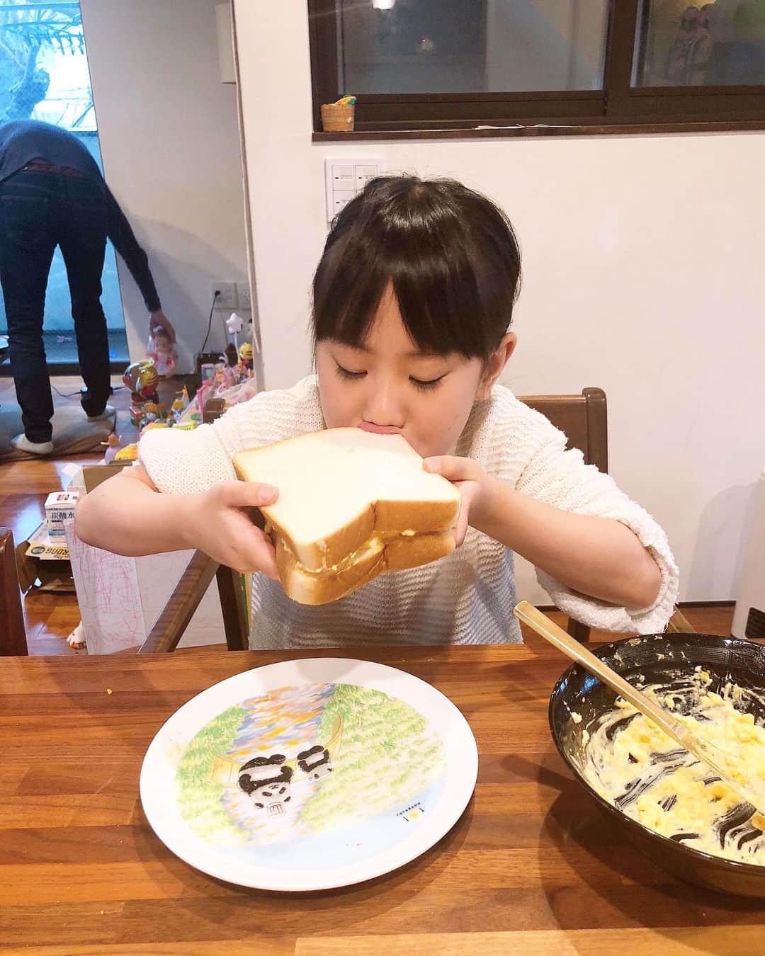 みきママさんのインスタグラム写真 - (みきママInstagram)「【タマゴサンドが食べたい！】 ﻿ ﻿. . . ﻿ 私「朝は何食べる？」って聞いたら、﻿ ﻿ ﻿. .  はる兄「米に決まってるだろ。」﻿ ﻿ ﻿ れんちび「ジャムパン。」﻿ ﻿ ﻿ ﻿ 杏ちゃん「タマゴサンドがいい！」ってさ。みんなバラバラです。﻿ ﻿ ﻿ ﻿ ﻿ ﻿ ﻿ 私「杏ちゃん、タマゴサンド作ってくれる？」ゆで卵を渡したら、喜んでむき始めました。からむきからスタートだったから絶好調です。﻿ ﻿ ﻿ ﻿ ﻿ ﻿ ﻿ ﻿ ﻿ すると、杏ちゃん「卵かたい。」ってさ。潰しにくいって。﻿卵が滑らないように少しマヨネーズを入れて潰しやすくさせました。 ﻿ ﻿ ﻿ ﻿ ﻿ ﻿ ﻿ すると、杏ちゃん「卵にマヨネーズいれたくないんだけど。」ってさ。それじゃあ、ゆで卵サンドになっちゃうよ？﻿ ﻿ ﻿ ﻿ ﻿ ﻿ ﻿ 杏ちゃん「ぬりにくいー。」ナイフに持ち変えてやると塗りやすくなりました。﻿ ﻿ ﻿ ﻿ ﻿ ﻿ ﻿ 杏ちゃん「パパもたべなー。美味しいから！！」﻿ ﻿ ﻿ ﻿ ﻿ ﻿ ﻿ 杏ちゃん、お母さんみたいにみんなに食べさせてあげました。 . . . ⭐️今日、4/19（日）、CBCラジオ「カトリーナの全部全力」聴いてください✨✨✨めちゃ楽しいです🤩🤩🤩私はその中で「みきママのゆるメシ」を紹介させていただいてます💁‍♀️💁‍♀️💁‍♀️毎週日曜日、13時20分頃〜です❤️❤️❤️﻿ . . .  #みきママ #朝ごはん #タマゴサンド」4月19日 9時32分 - mikimama_official
