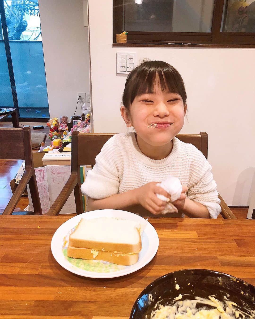 みきママさんのインスタグラム写真 - (みきママInstagram)「【タマゴサンドが食べたい！】 ﻿ ﻿. . . ﻿ 私「朝は何食べる？」って聞いたら、﻿ ﻿ ﻿. .  はる兄「米に決まってるだろ。」﻿ ﻿ ﻿ れんちび「ジャムパン。」﻿ ﻿ ﻿ ﻿ 杏ちゃん「タマゴサンドがいい！」ってさ。みんなバラバラです。﻿ ﻿ ﻿ ﻿ ﻿ ﻿ ﻿ 私「杏ちゃん、タマゴサンド作ってくれる？」ゆで卵を渡したら、喜んでむき始めました。からむきからスタートだったから絶好調です。﻿ ﻿ ﻿ ﻿ ﻿ ﻿ ﻿ ﻿ ﻿ すると、杏ちゃん「卵かたい。」ってさ。潰しにくいって。﻿卵が滑らないように少しマヨネーズを入れて潰しやすくさせました。 ﻿ ﻿ ﻿ ﻿ ﻿ ﻿ ﻿ すると、杏ちゃん「卵にマヨネーズいれたくないんだけど。」ってさ。それじゃあ、ゆで卵サンドになっちゃうよ？﻿ ﻿ ﻿ ﻿ ﻿ ﻿ ﻿ 杏ちゃん「ぬりにくいー。」ナイフに持ち変えてやると塗りやすくなりました。﻿ ﻿ ﻿ ﻿ ﻿ ﻿ ﻿ 杏ちゃん「パパもたべなー。美味しいから！！」﻿ ﻿ ﻿ ﻿ ﻿ ﻿ ﻿ 杏ちゃん、お母さんみたいにみんなに食べさせてあげました。 . . . ⭐️今日、4/19（日）、CBCラジオ「カトリーナの全部全力」聴いてください✨✨✨めちゃ楽しいです🤩🤩🤩私はその中で「みきママのゆるメシ」を紹介させていただいてます💁‍♀️💁‍♀️💁‍♀️毎週日曜日、13時20分頃〜です❤️❤️❤️﻿ . . .  #みきママ #朝ごはん #タマゴサンド」4月19日 9時32分 - mikimama_official