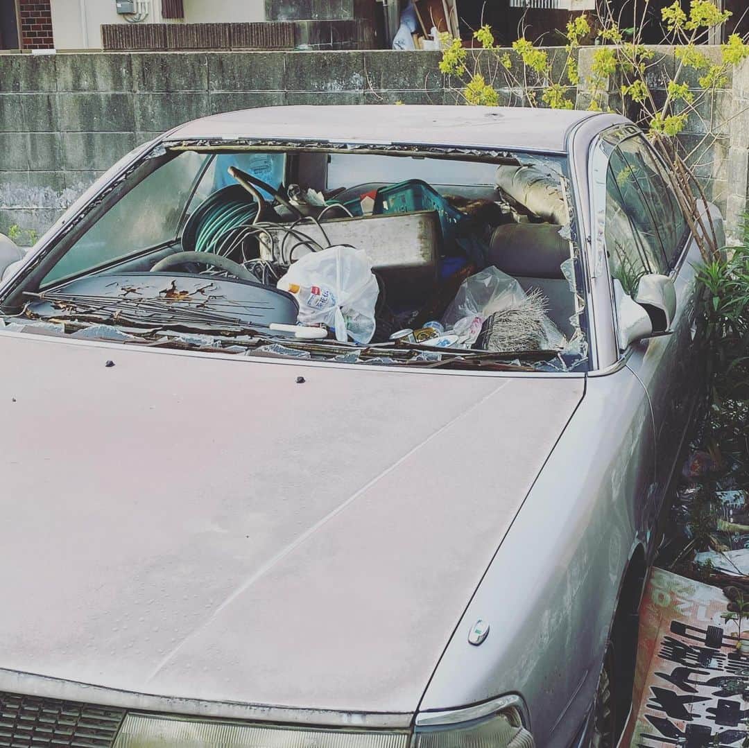 栗田善太郎のインスタグラム：「スラミーな我が街。  ゴミ屋敷の住人も自宅待機してました。  #コロナよりヤバい」