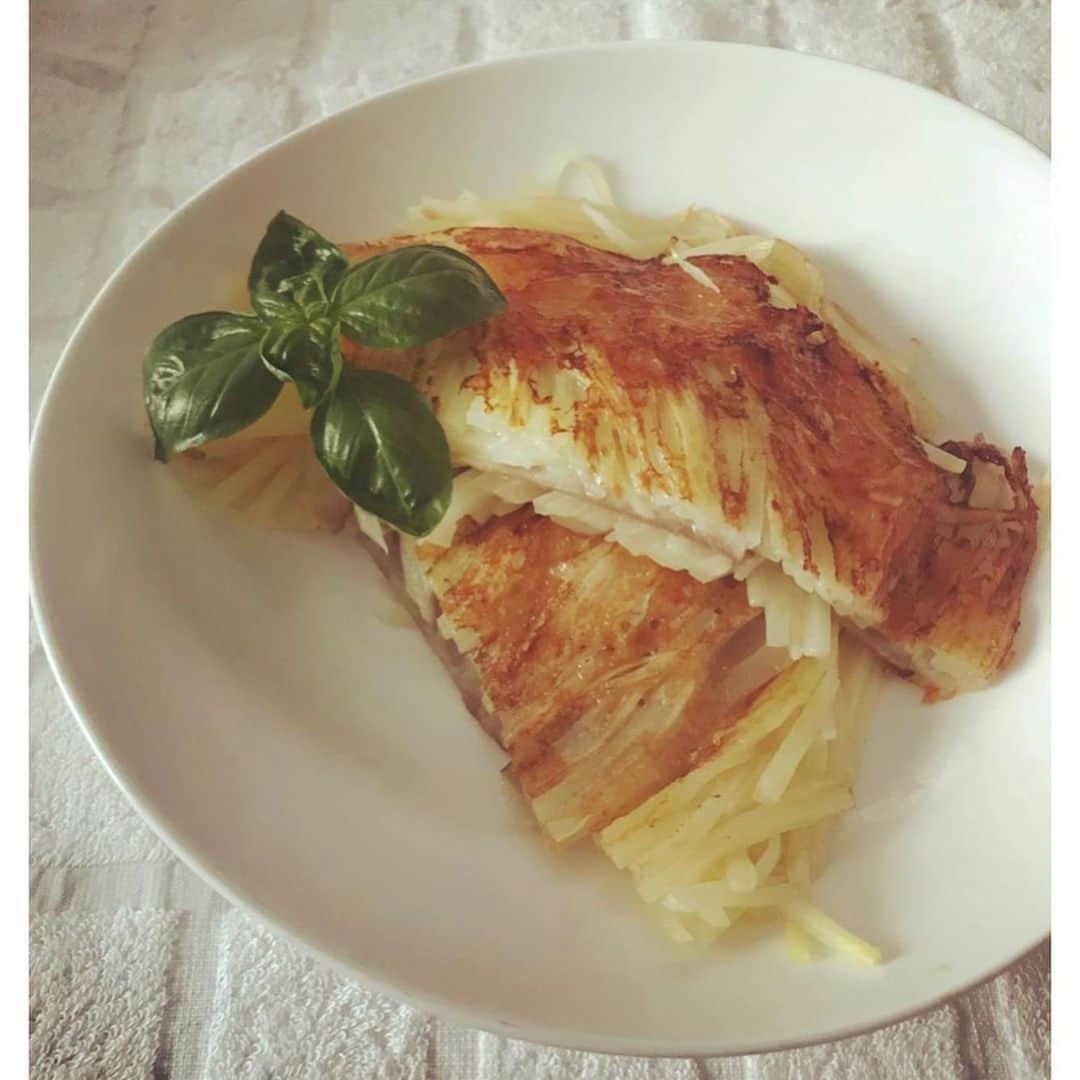 Karinさんのインスタグラム写真 - (KarinInstagram)「おうちごはん 少し前に、じゃがいものガレットのrecipeを紹介して頂きました♩  おうちごはん 「世界のじゃがいも料理」https://ouchi-gohan.jp/2597/  よかったら覗いてみてください♡  今頃は九州あたりのじゃがいもが旬かな〜  #cuisinekaori からもレシピをご覧いただけます。  #japan #japanese #yolo  #instagood #instadaily #tflers #modeling #model  #dietitian #organic #オーガニック #管理栄養士 #食事相談 #ダイエット #野菜ソムリエ #美容 #美活 #おうち時間 #おうちごはん」4月19日 10時01分 - kaorikarin_u