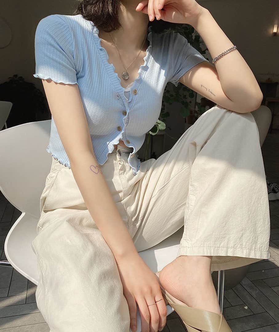 Chuuのインスタグラム：「요새 가장 반응 좋은 쫀쫀한 크롭가디건! 탑브라랑 같이 매치하면 넘예,,!✨#chuuseoul」