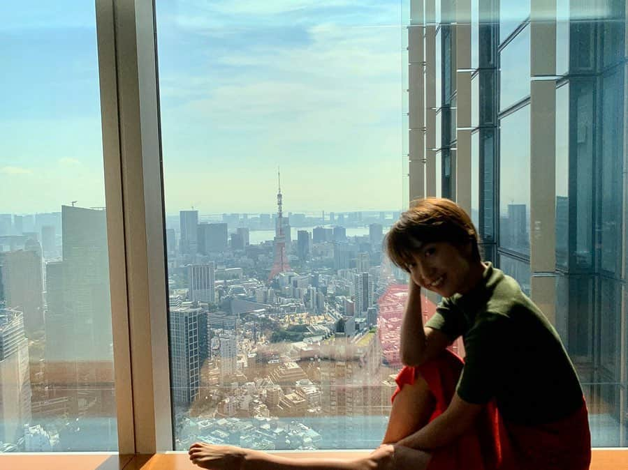 渡辺由布子さんのインスタグラム写真 - (渡辺由布子Instagram)「🧇🍳🍓☕️🥞  Breakfast with view!  This is how you wake up at @ritzcarltontokyo in the heart of TOKYO.  東京の空の上で朝食を。  #リッツカールトン東京 53階のクラブラウンジで体験できるフードプレゼンテーションが素晴らしすぎて、ちゃっかりpc広げてすっかり居座ってしまった。  #おのぼりさん  #あさごはん #朝シャン　 #E朝 #東京タワー  #東京再発見 #ThrowBack  #breakfast  #staycation  #luxuryhotel  #hotellife  #quarantine  #clublounge  #tokyotower  #skyview  #DiscoverTokyo ・ ・ 📍 @ritzcarlton #Roppongi #Tokyo #🇯🇵」4月19日 10時17分 - watanabe_yuko